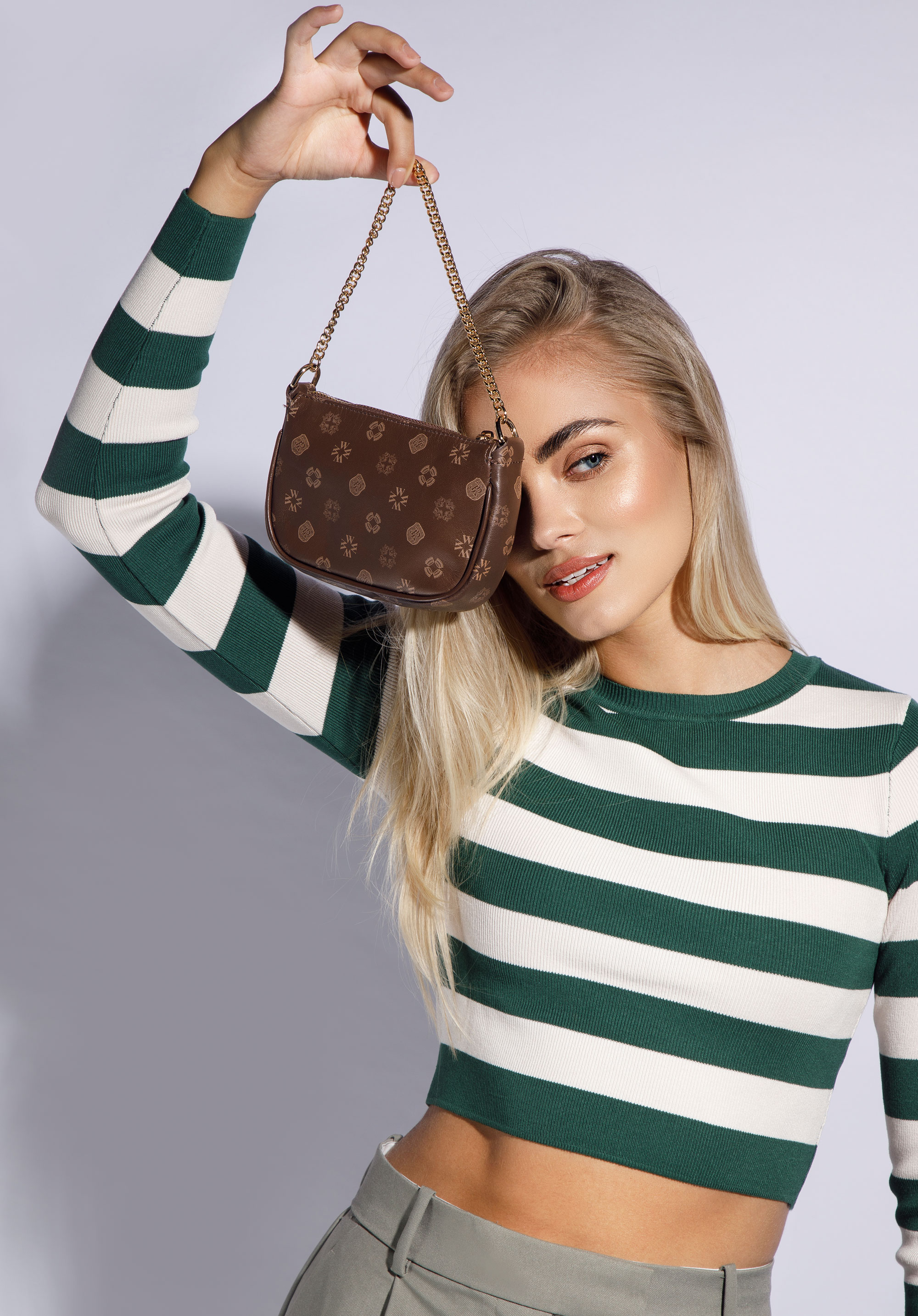 Damska minitorebka ze skóry w monogram na łańcuszku