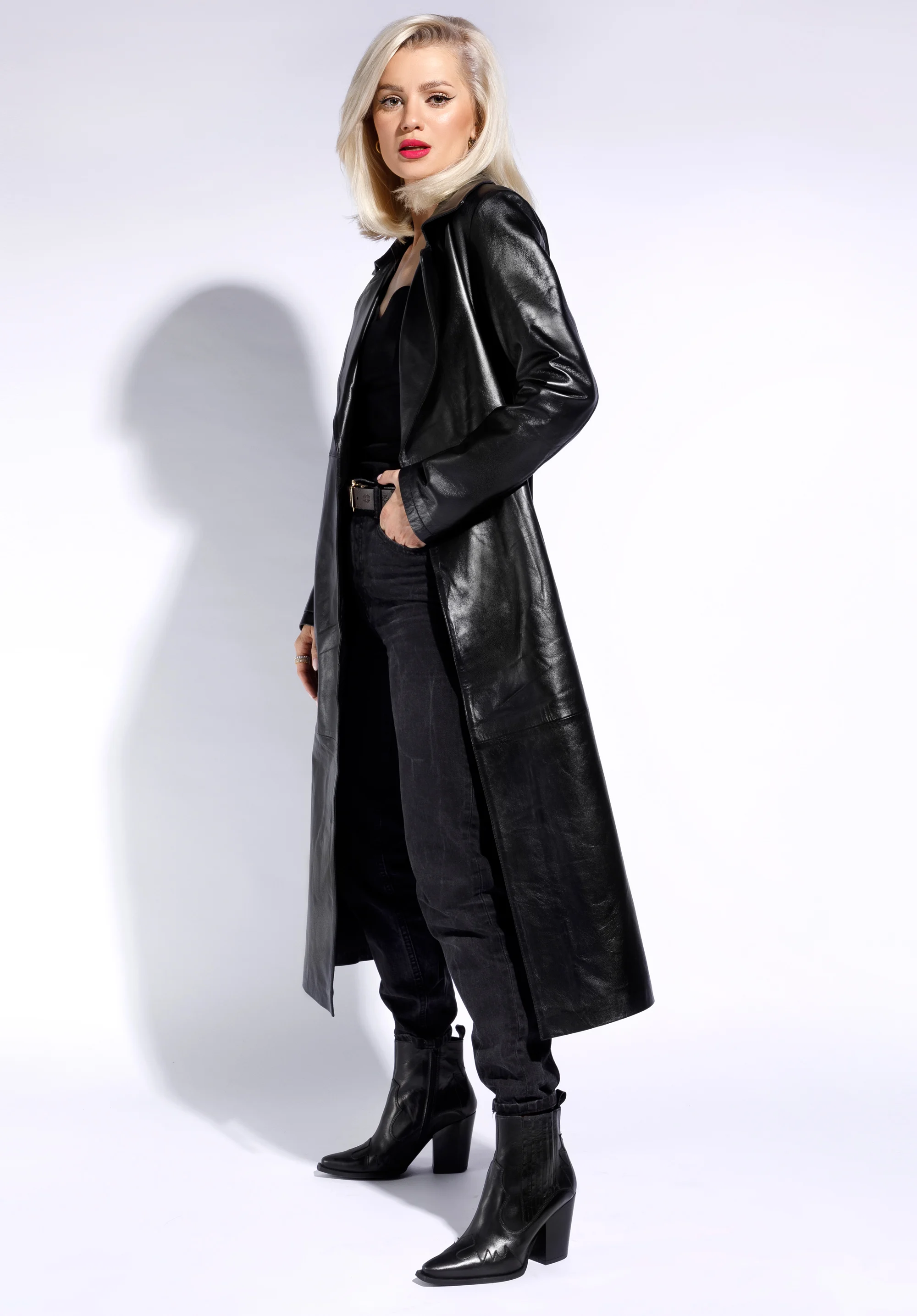 Damski płaszcz skórzany z paskiem