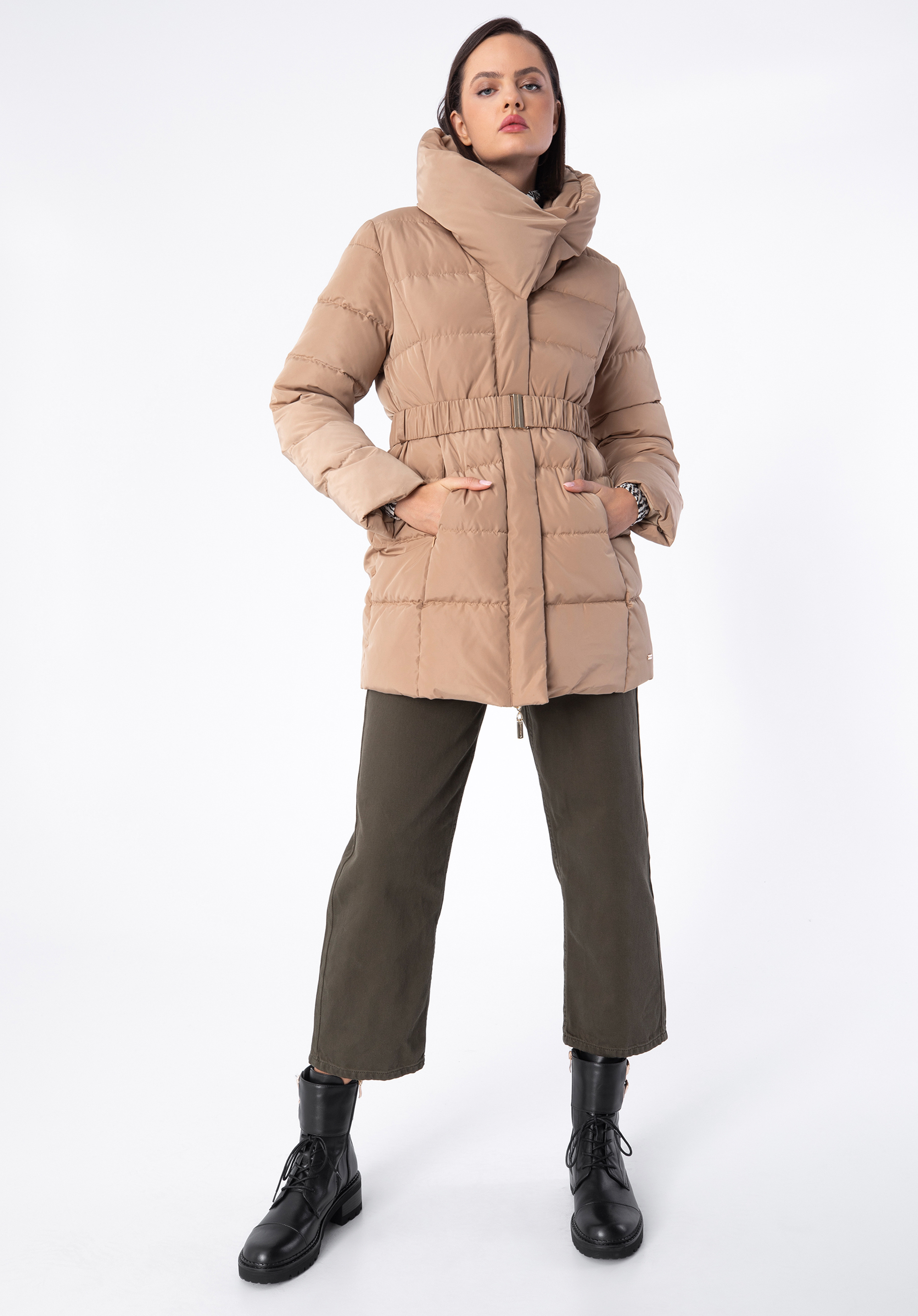 Damska kurtka puchowa z paskiem i wysokim kołnierzem
