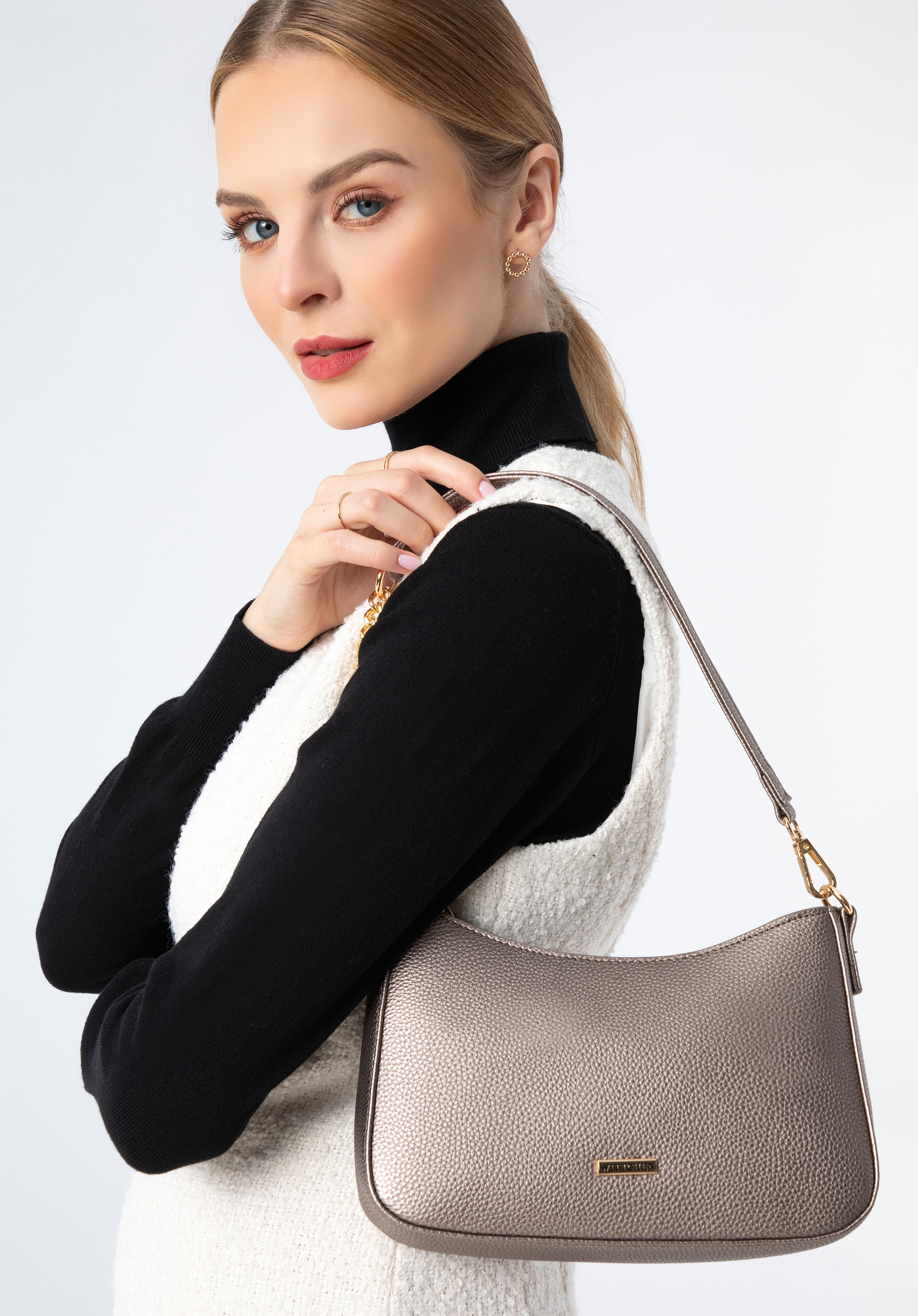 Damska torebka bagietka z groszkowanej ekoskóry z łańcuszkiem