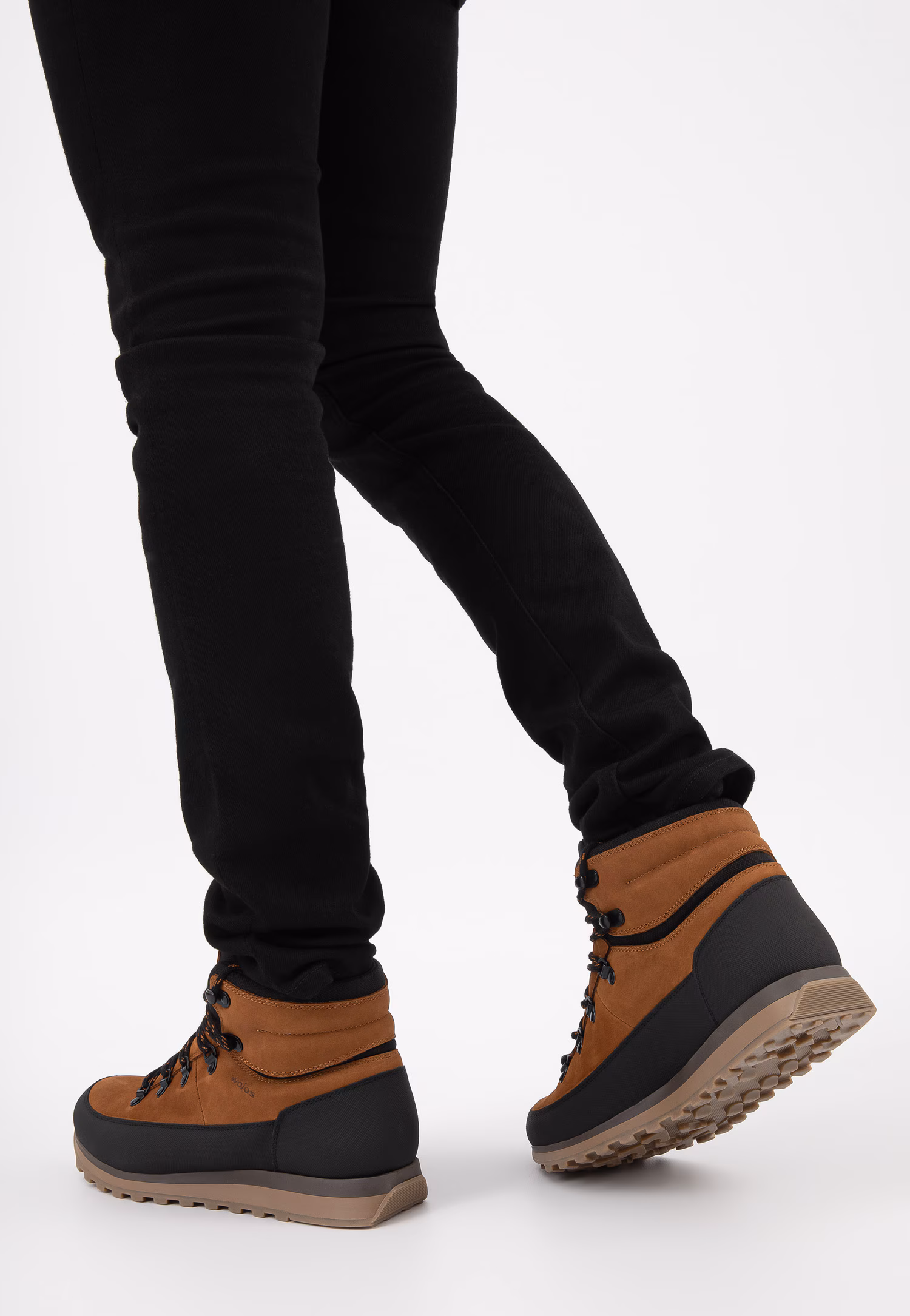 Brązowe trzewiki męskie trekking z czarnymi elementami