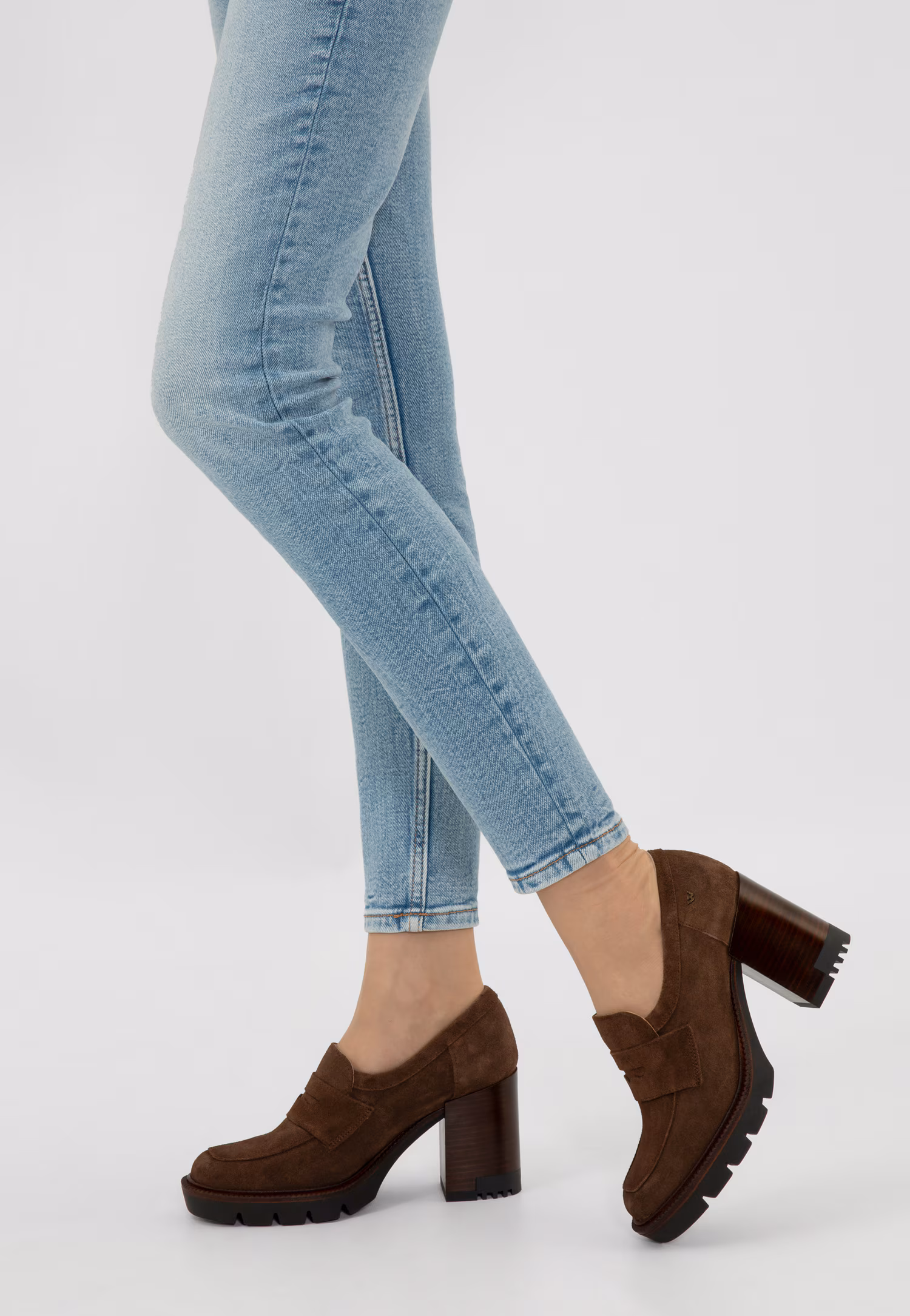 Czarne mokasyny damskie na wysokim obcasie i podeszwie z bieżnikiem