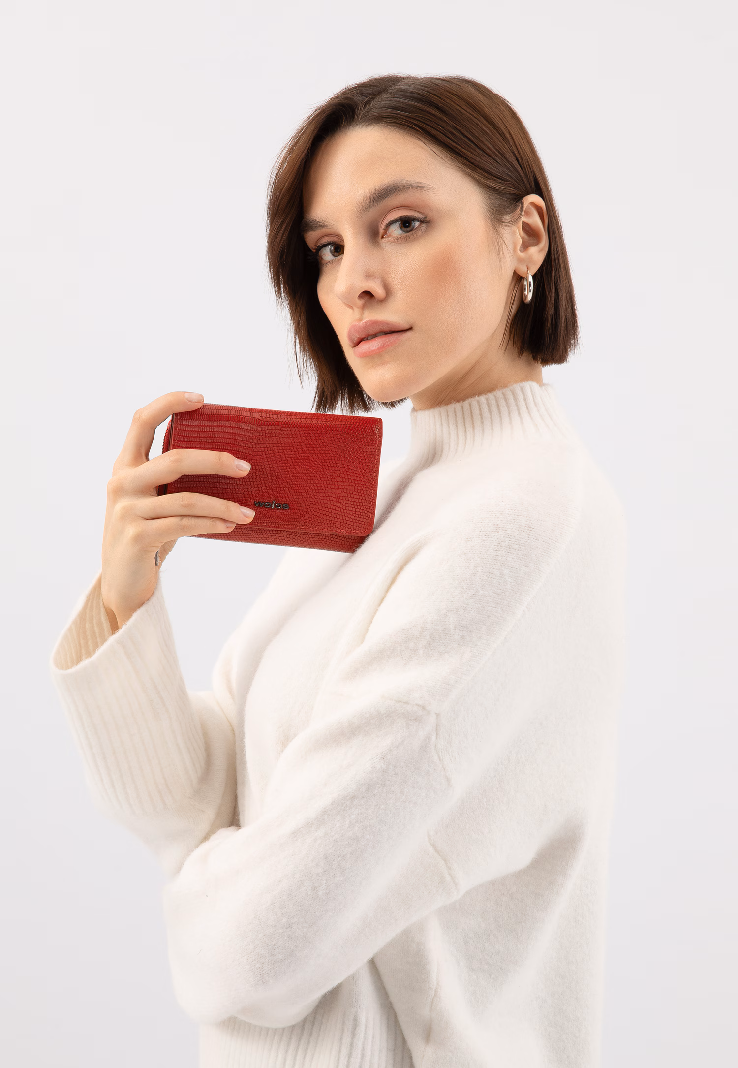 Czarny skórzany portfel damski z tłoczeniem