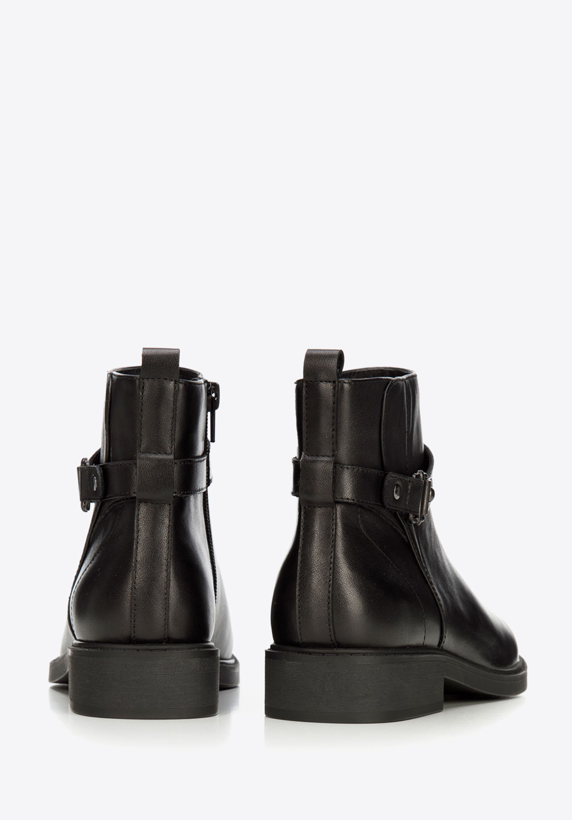 Botki skórzane z rzemykiem i sprzączką