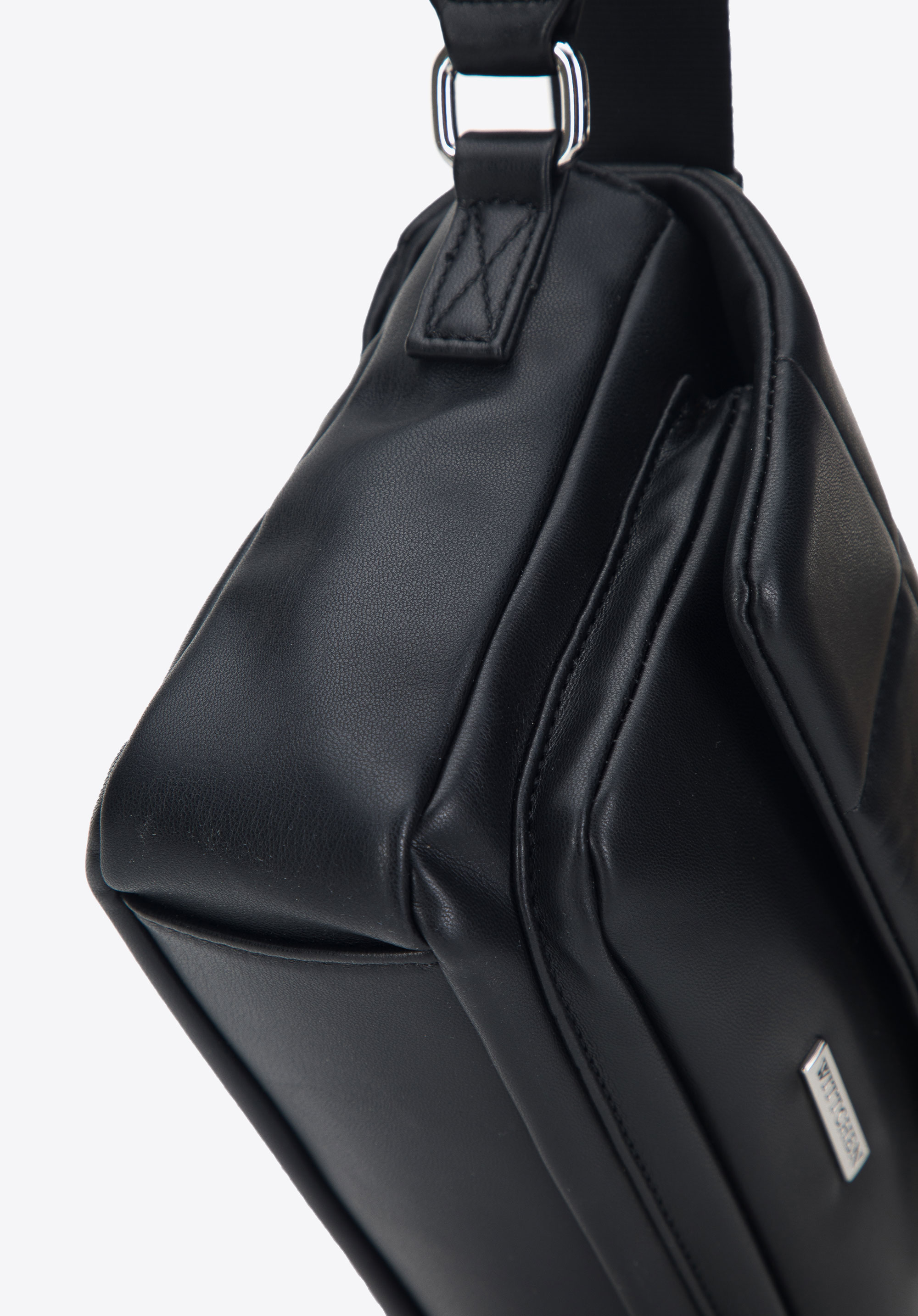 Damska listonoszka z miękkiej ekoskóry z pikowaną klapą mała