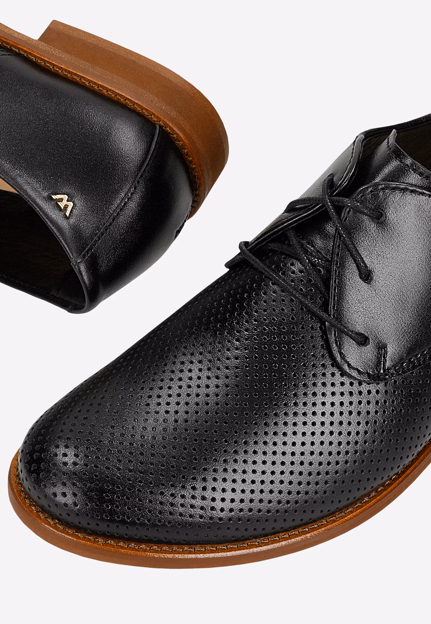 Czarne eleganckie oksfordki damskie z perforowaną skórą