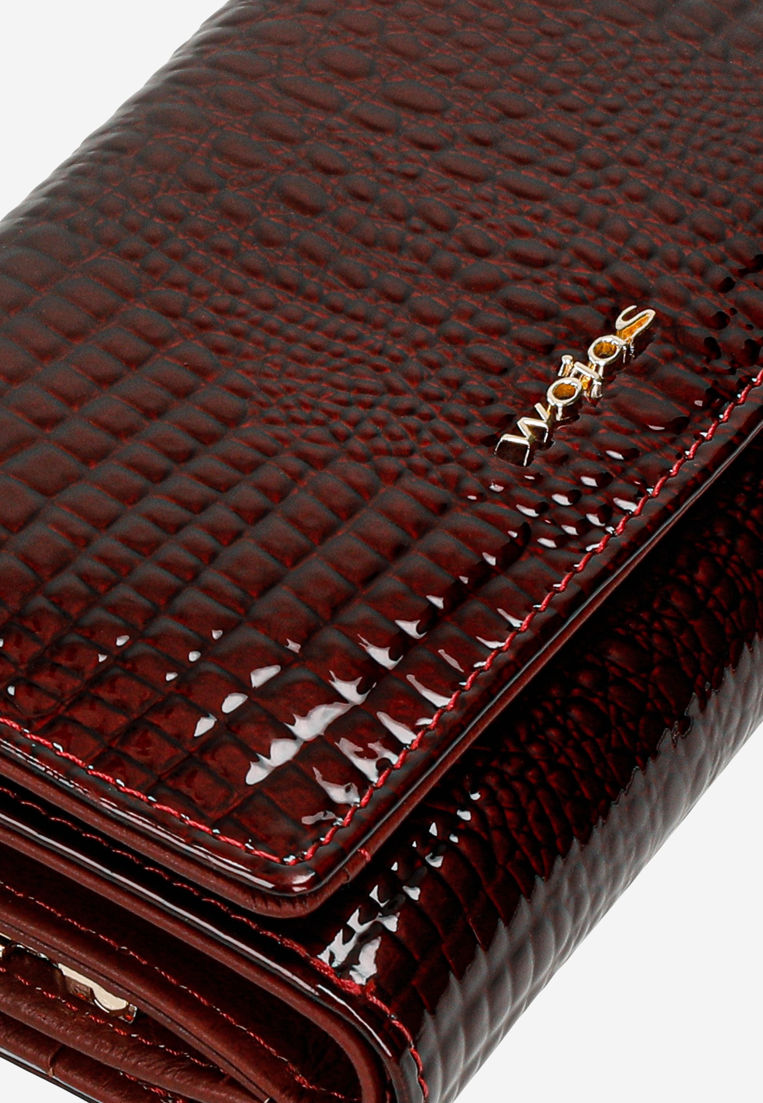 Beżowy lakierowany portfel damski zapinany na zatrzask