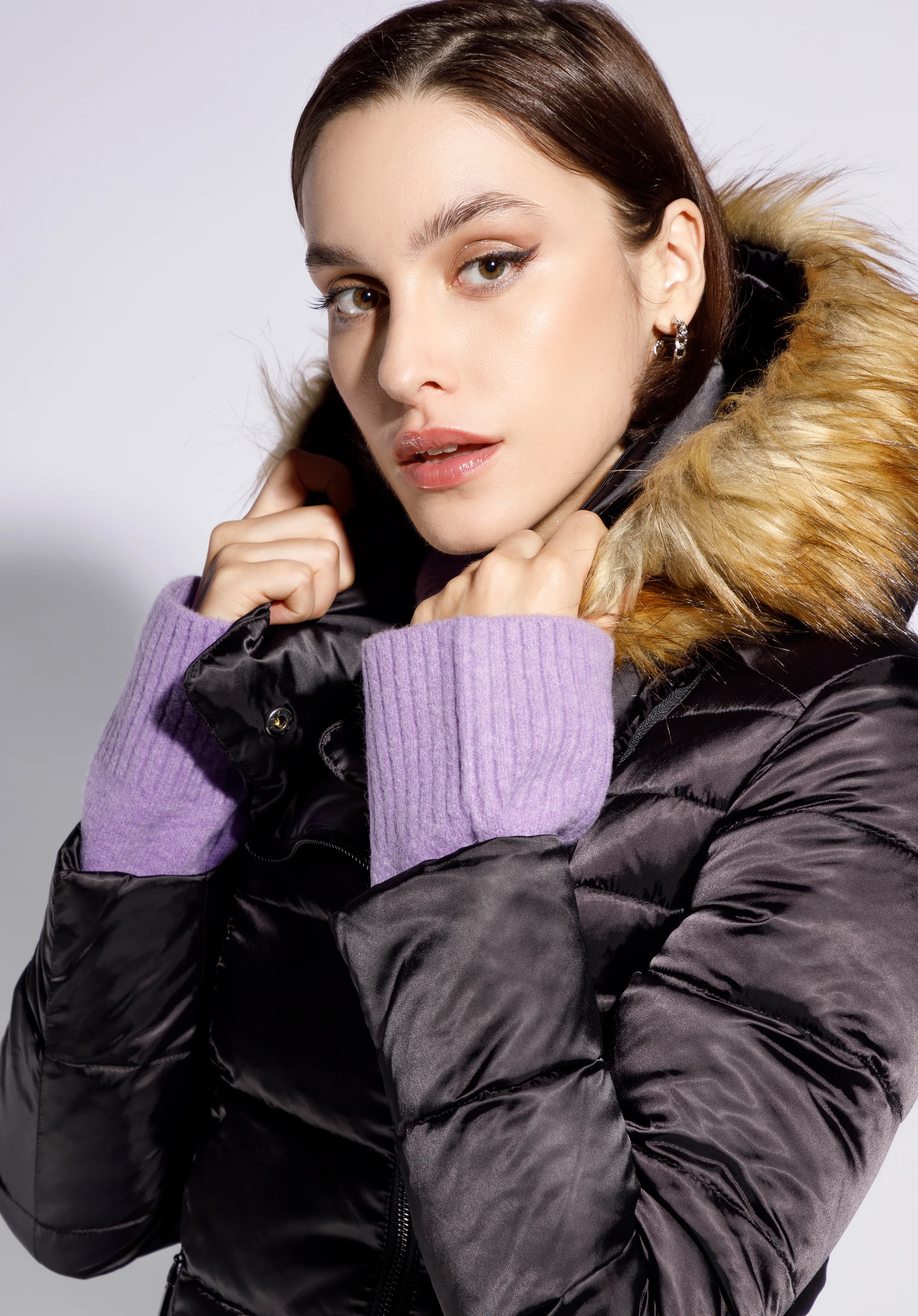 Damska kurtka puchowa z asymetrycznym zapięciem