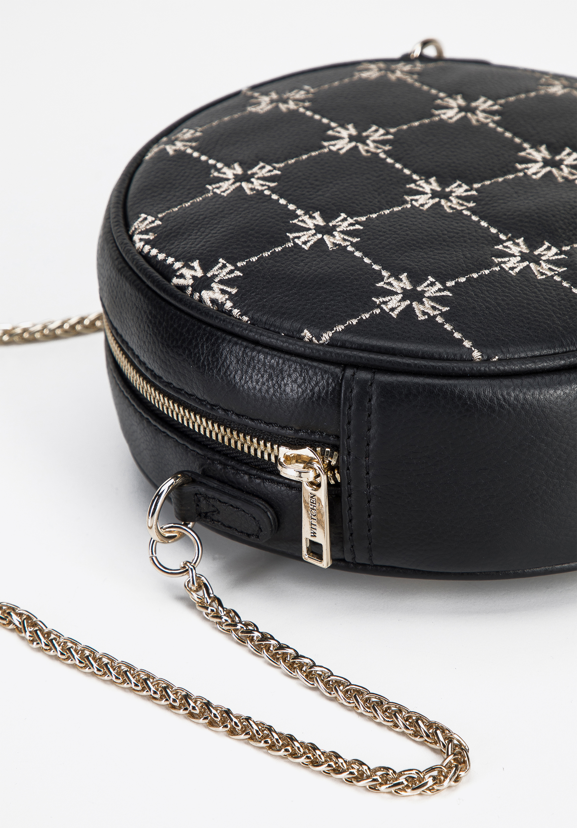 Damska torebka skórzana z haftowanym monogramem okrągła