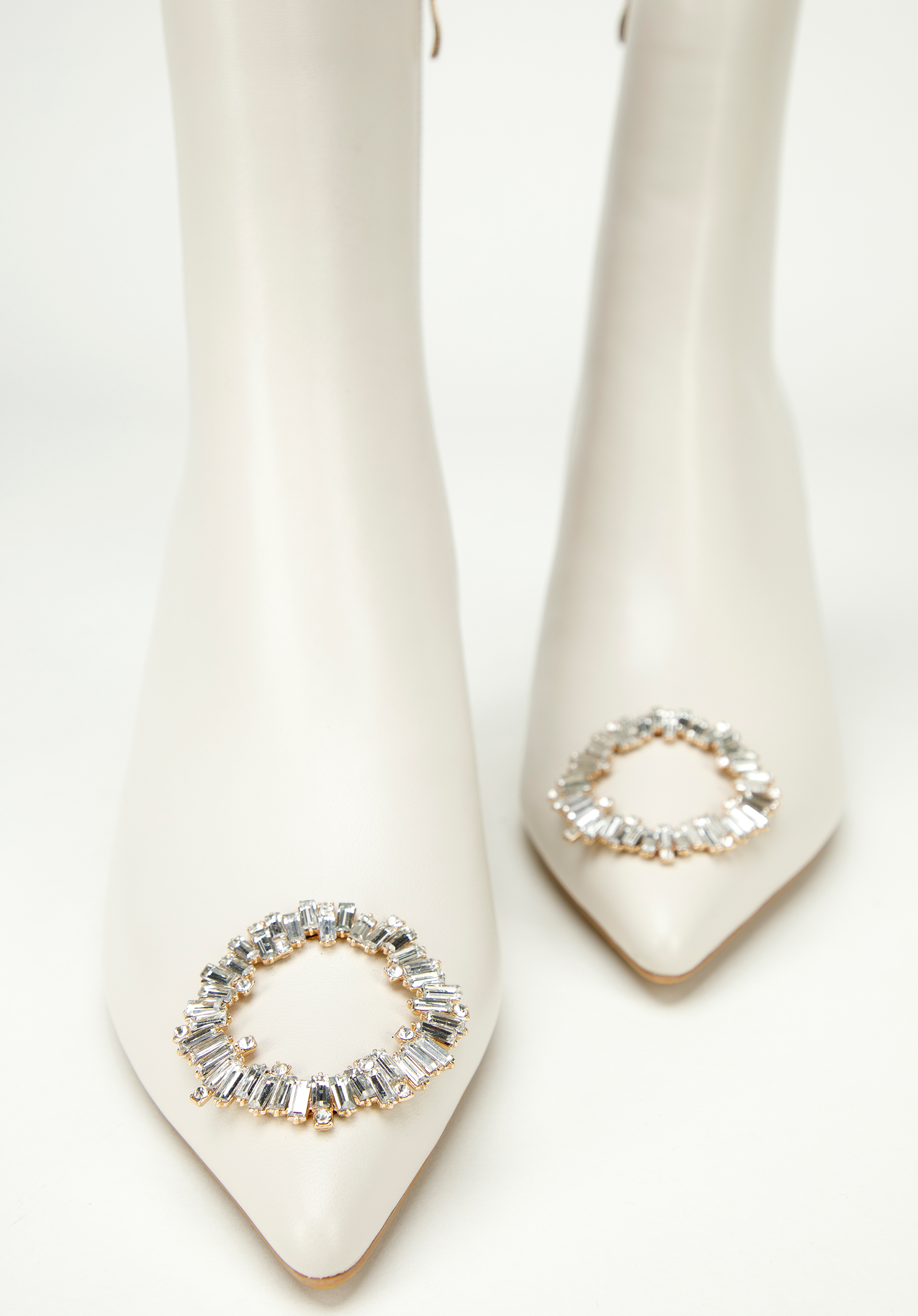 Botki skórzane z okrągłą klamrą na szpilce