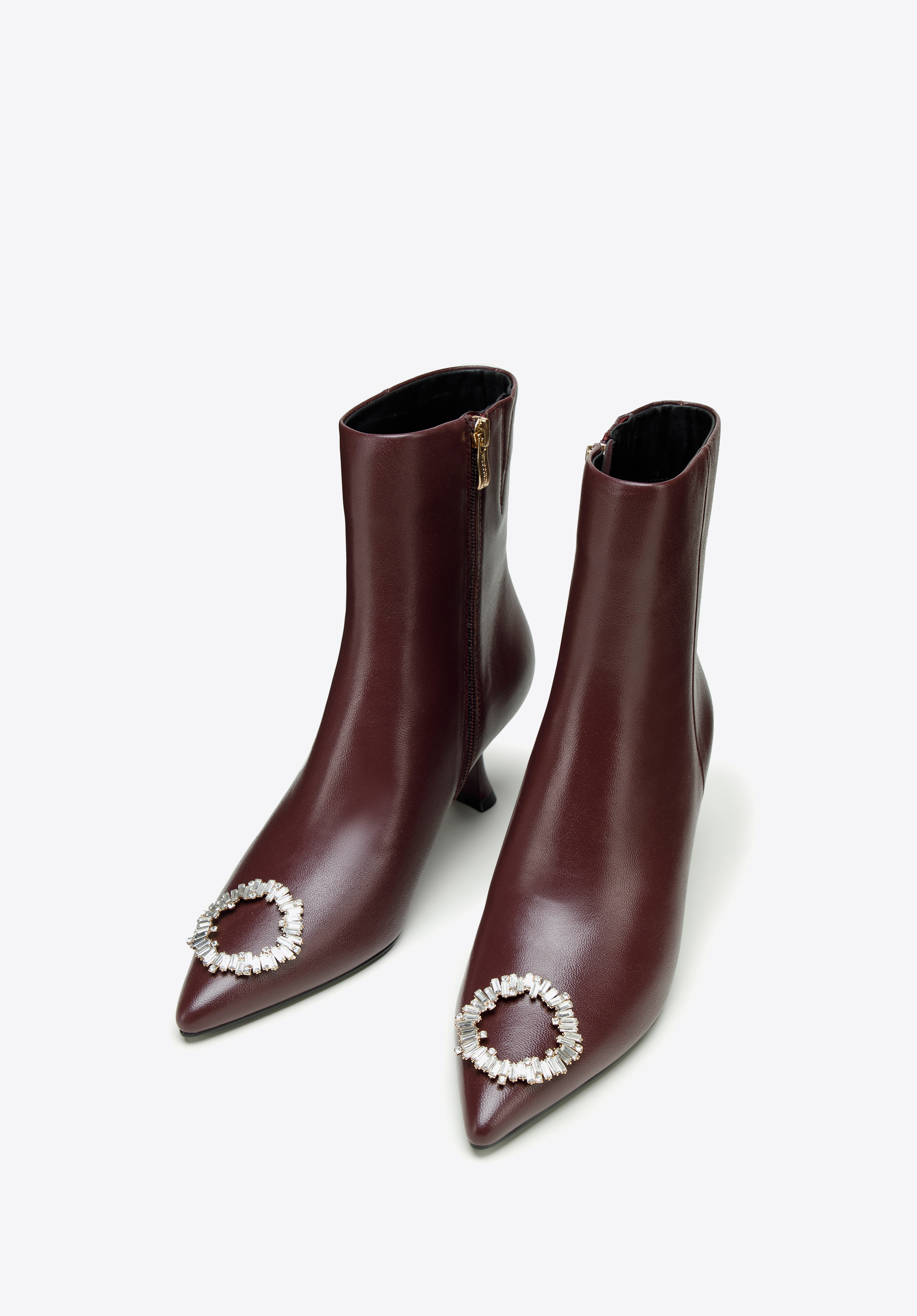 Botki skórzane z okrągłą klamrą na szpilce