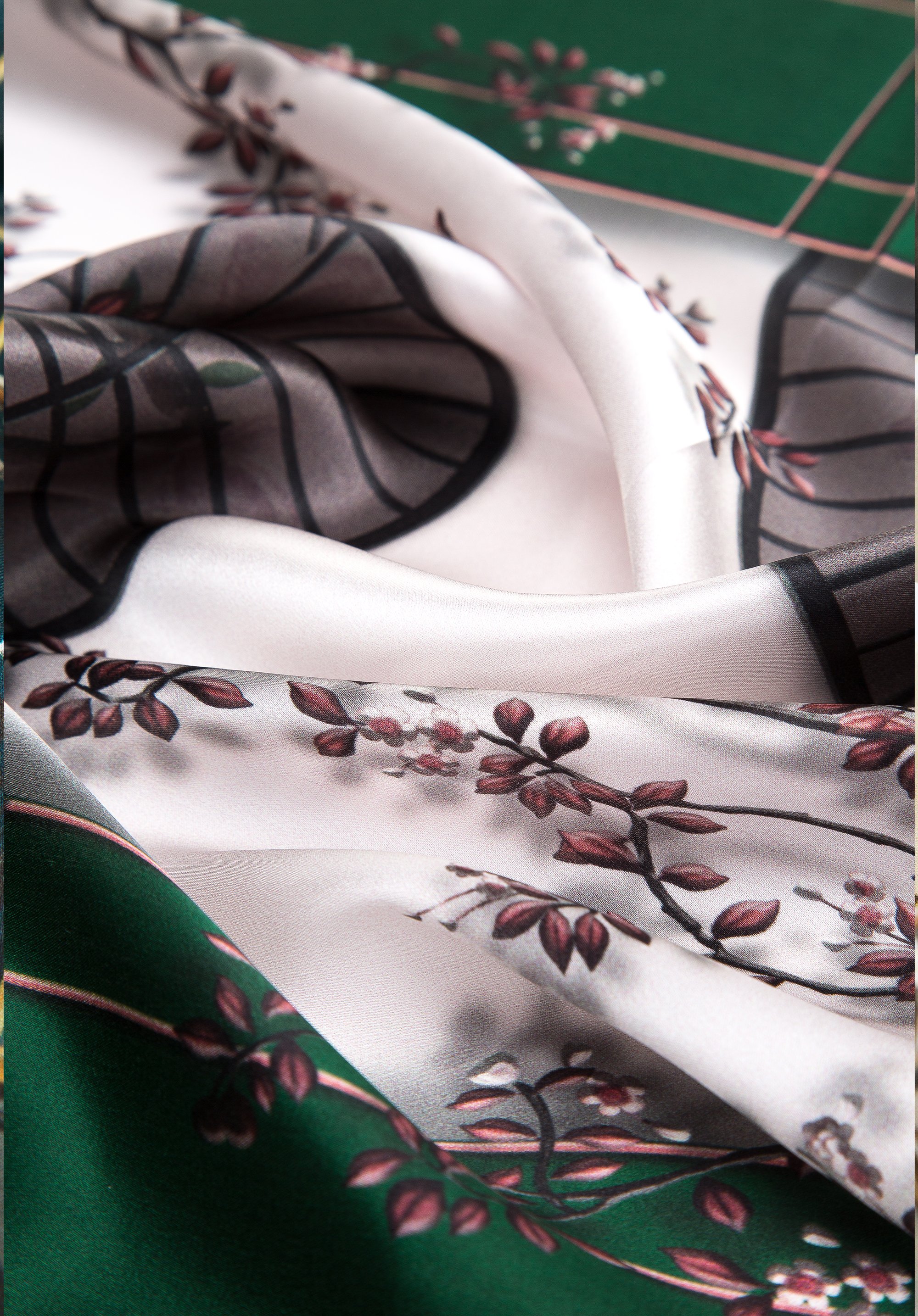 Damska apaszka jedwabna we wzory