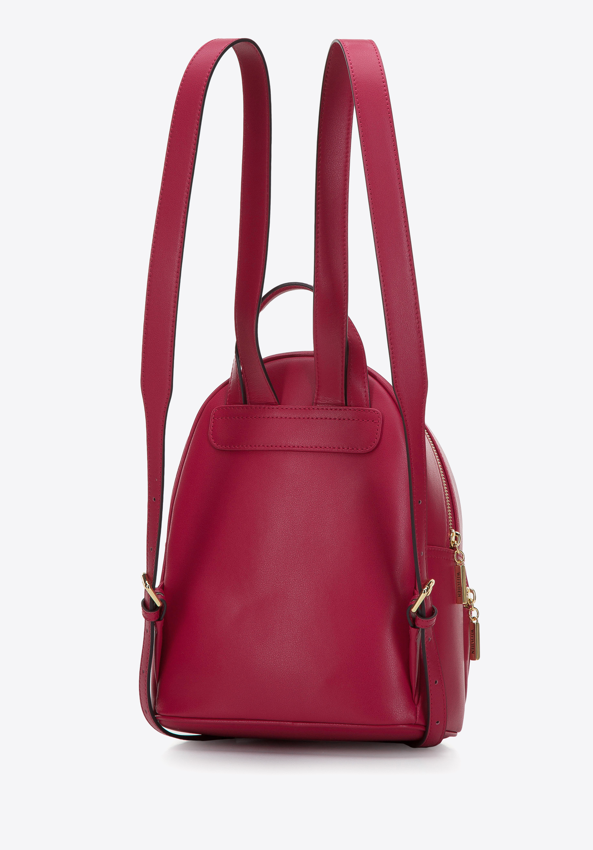 Damski plecak z pikowanej skóry z ozdobnym monogramem