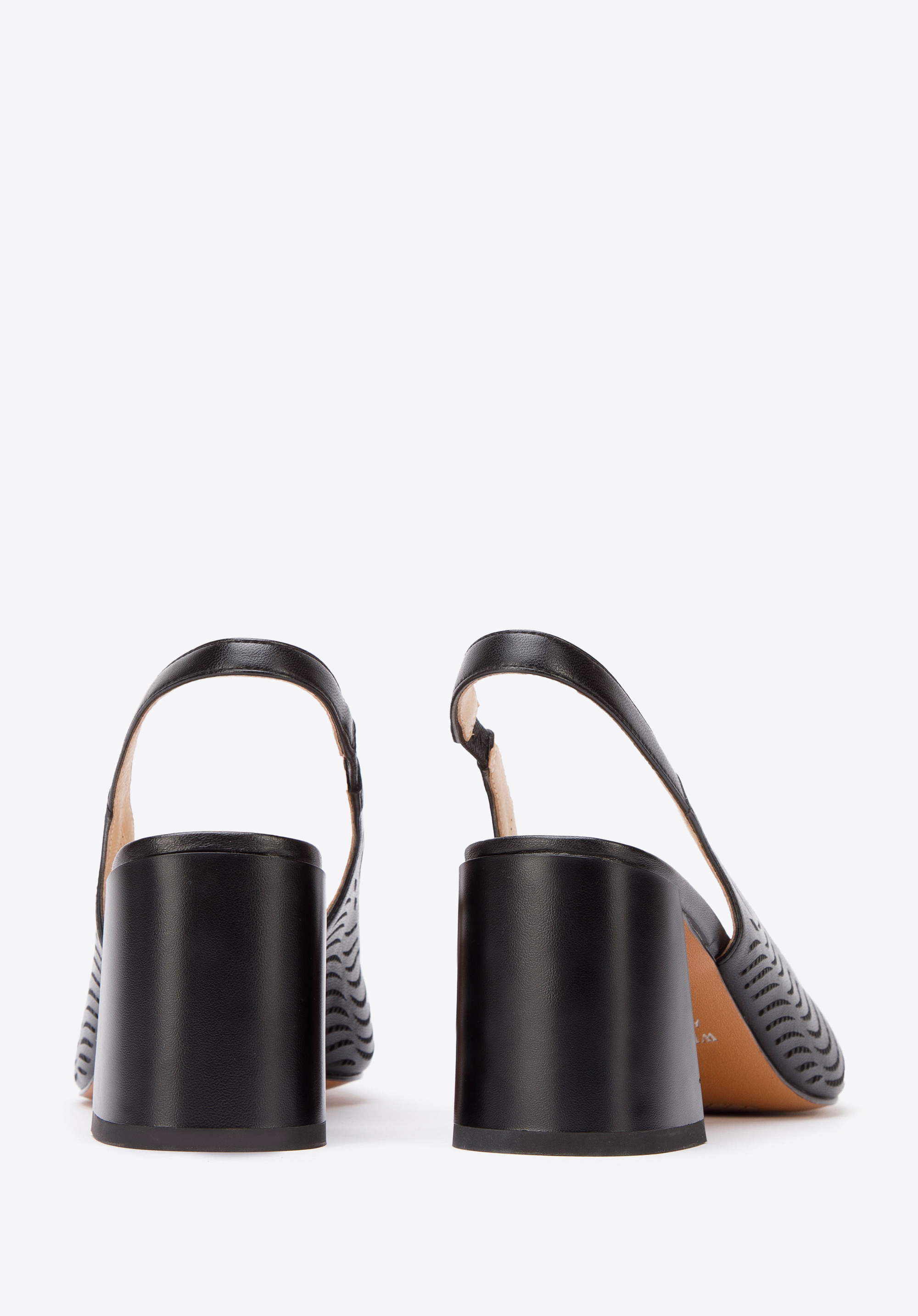 Czółenka z ażurowej skóry na słupku