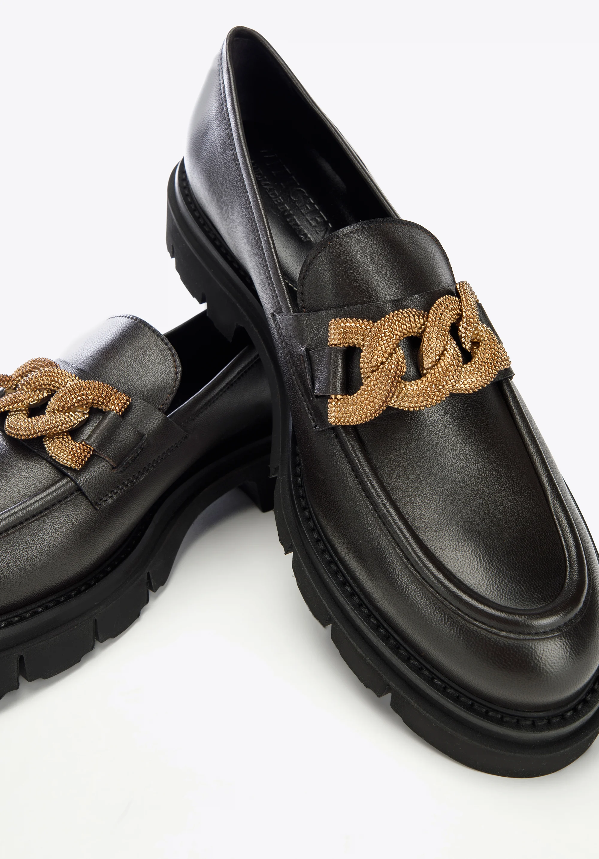 Damskie mokasyny skórzane z ozdobnym łańcuchem na platformie