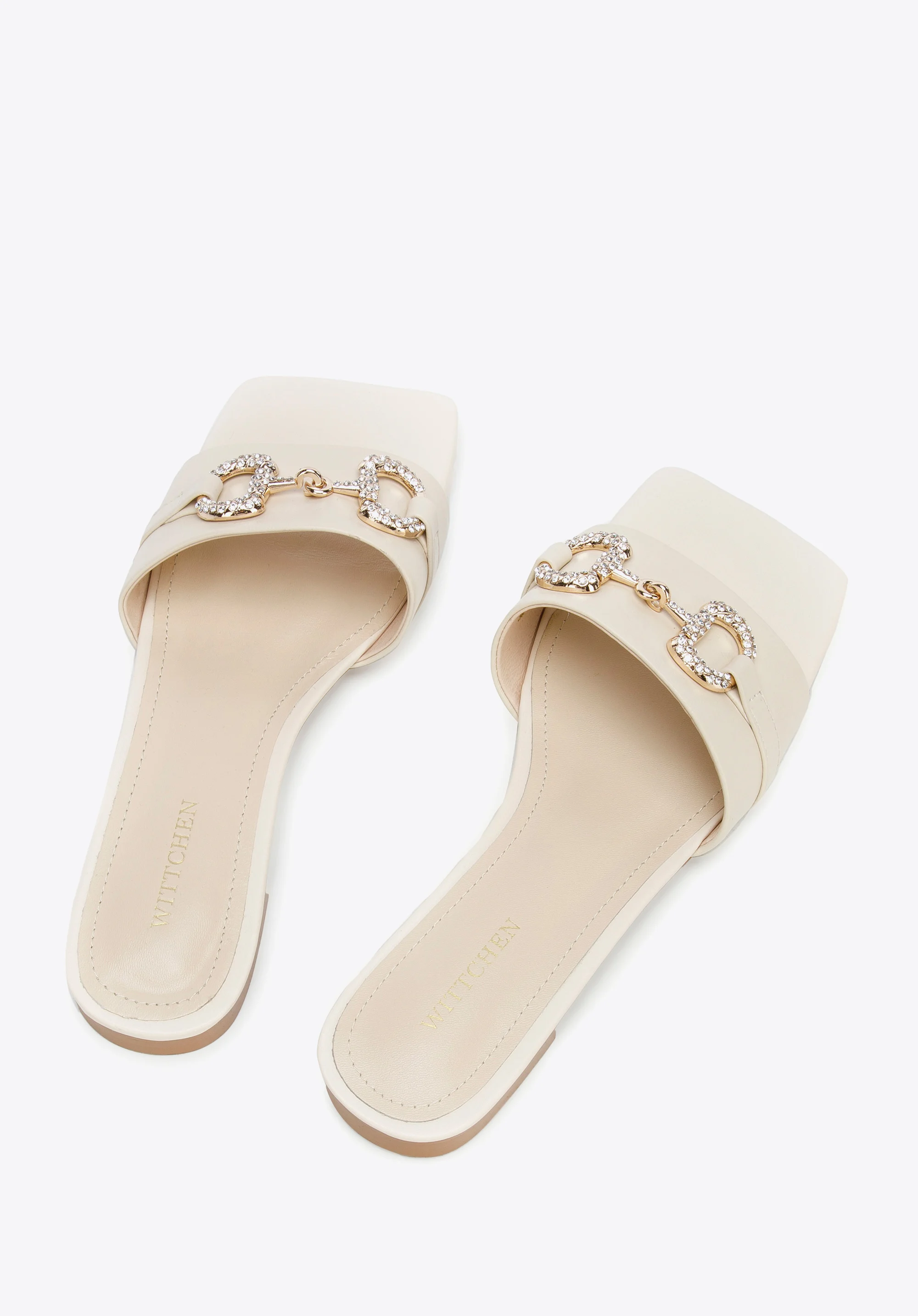 Damskie klapki skórzane z połyskującą klamrą