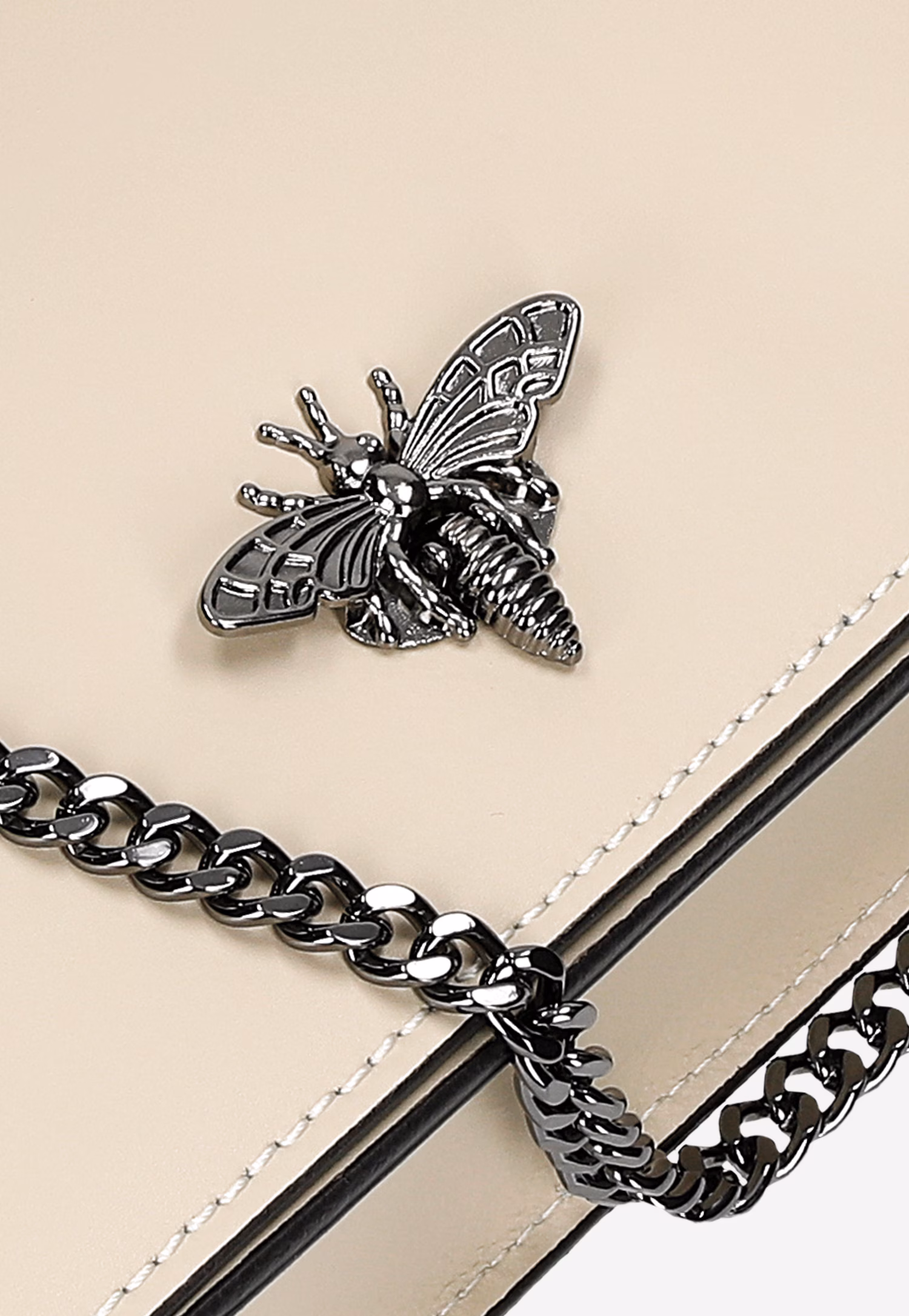 Beżowa skórzana torebka z owadem