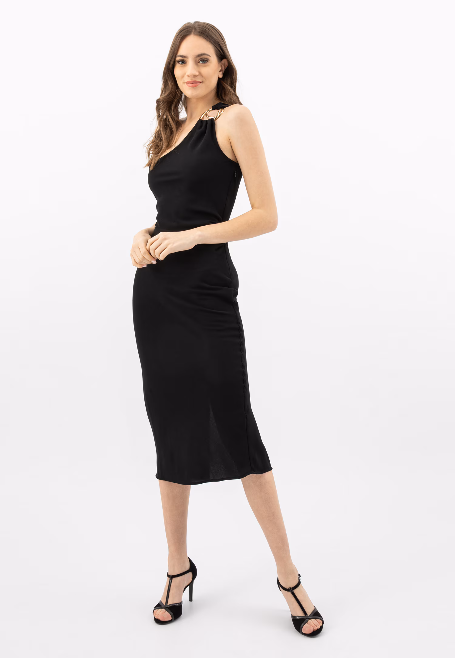 Czarne sandały damskie na szpilce z lakierowanymi elementami