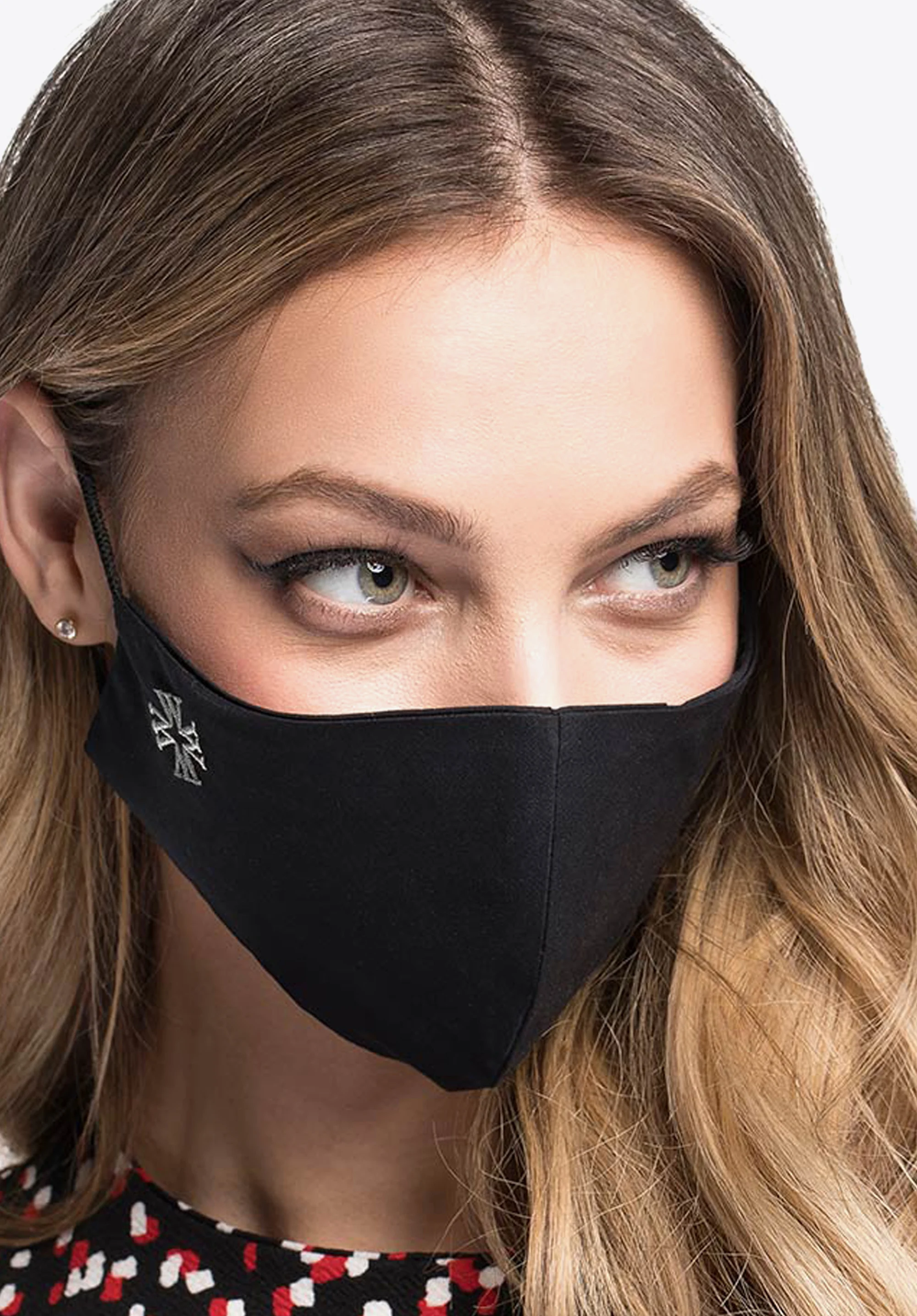 Maseczka bawełniana profilowana z białym monogramem