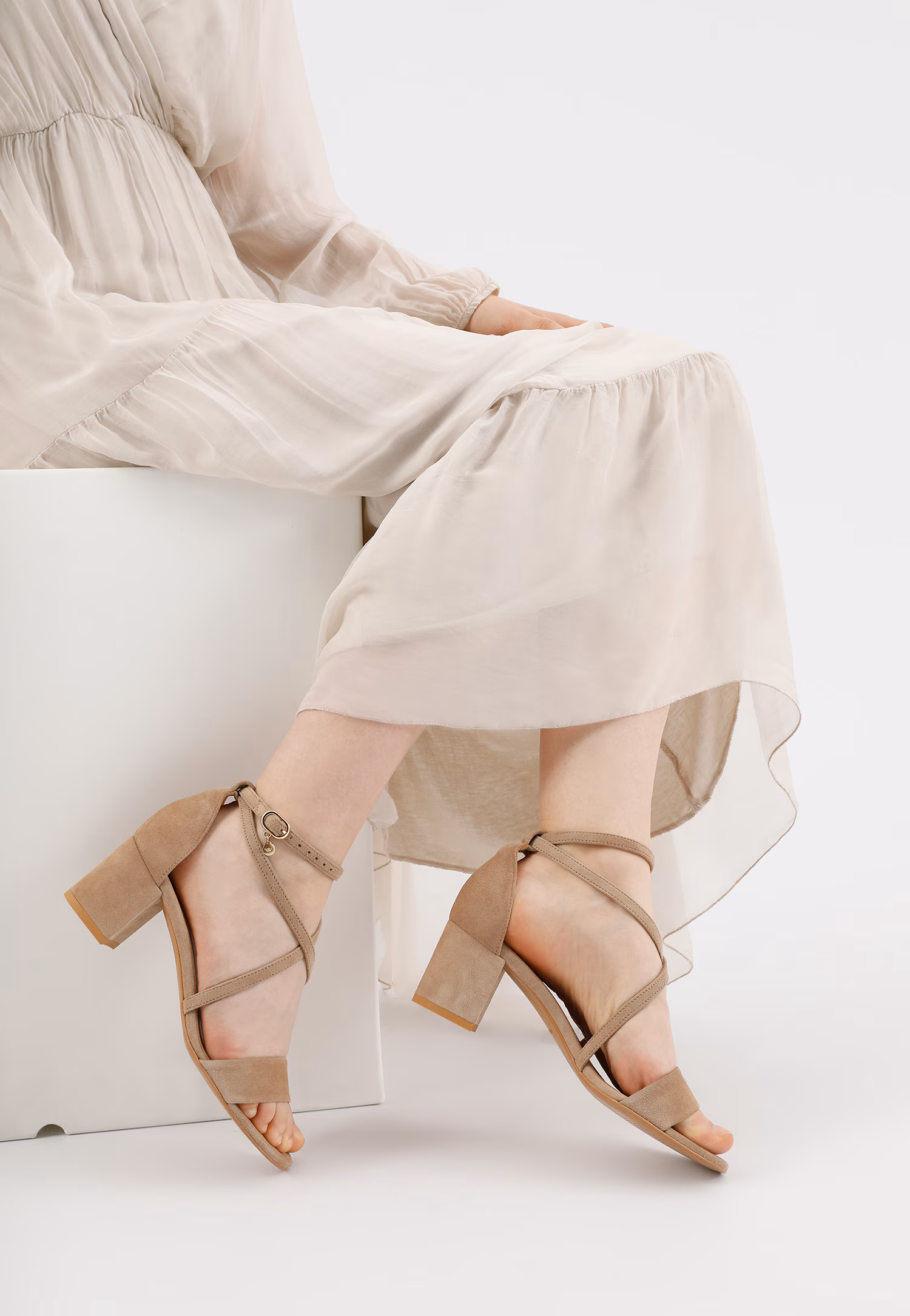 Beżowe sandały damskie z przeplatanymi paskami