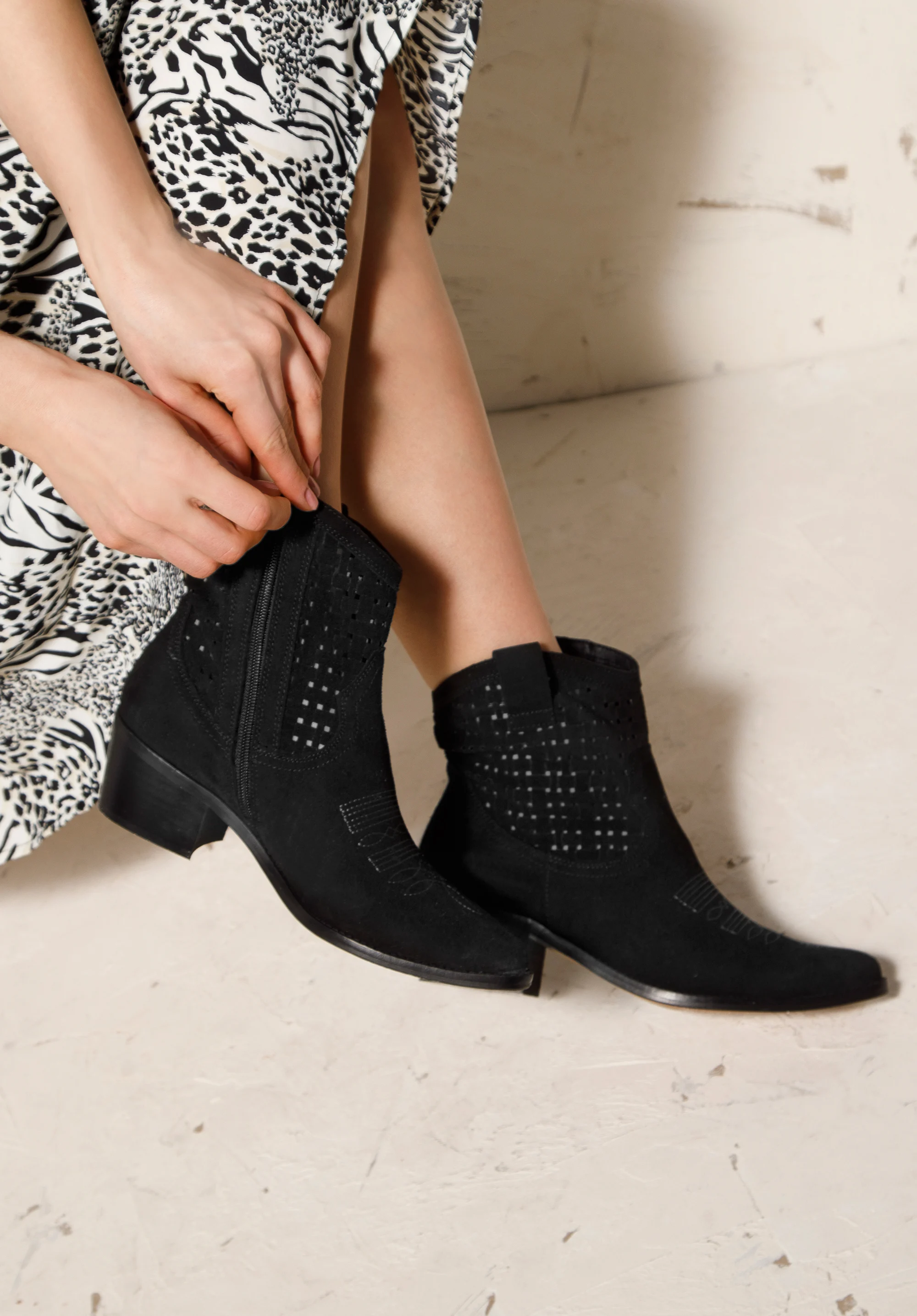 Kowbojki z ażurowego zamszu z haftem