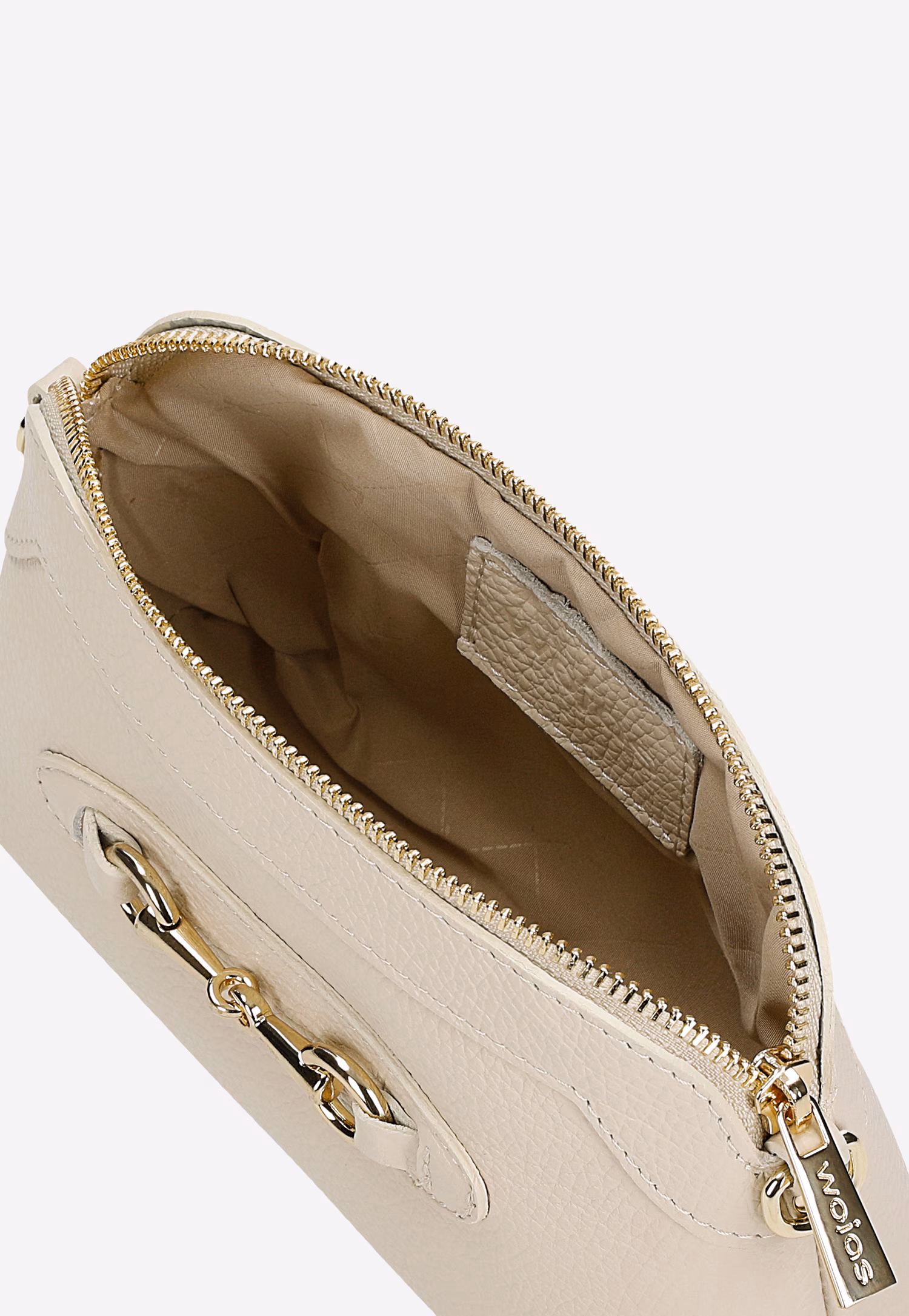 Mała czarna torebka wizytowa ze złotą ozdobą