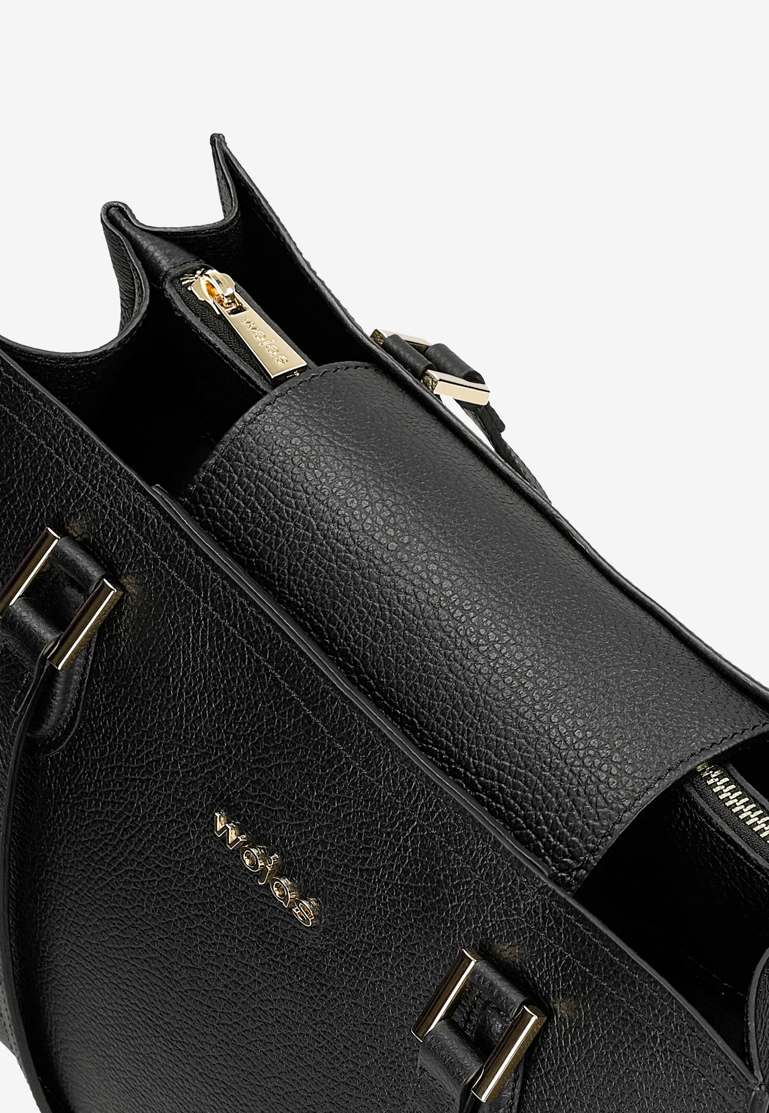 Czarny skórzany kuferek ze złotymi elementami