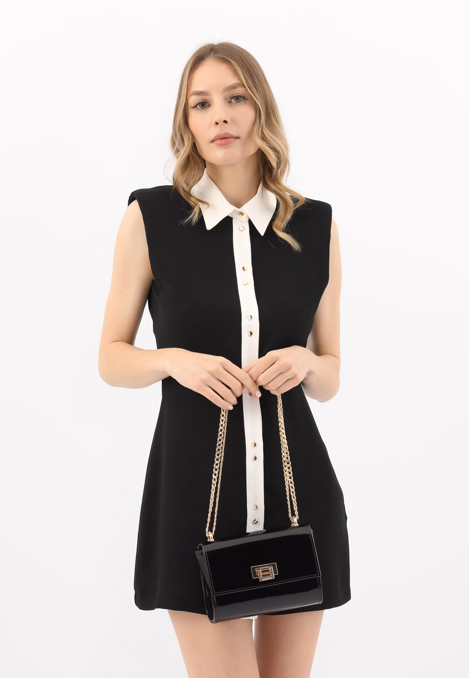Czarna lakierowana torebka ze złotym łańcuchem