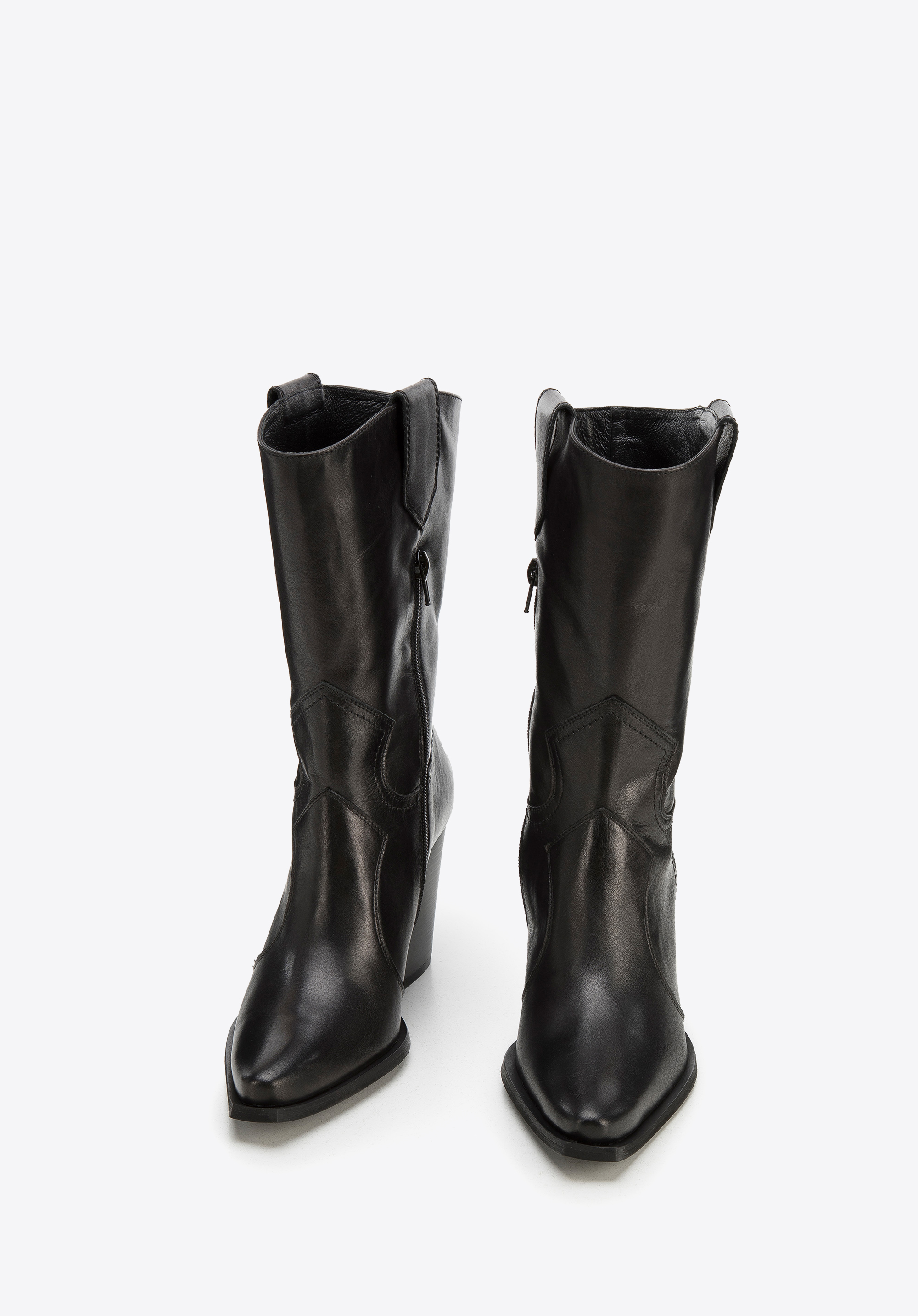 Kowbojki skórzane na obcasie z kanciastym noskiem