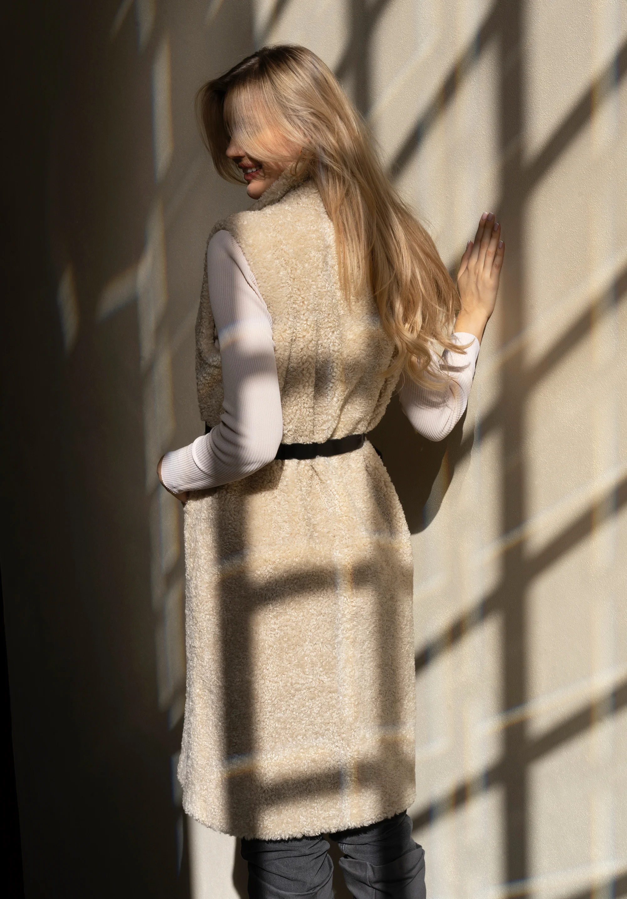 Damska kamizelka ze sztucznego baranka długa