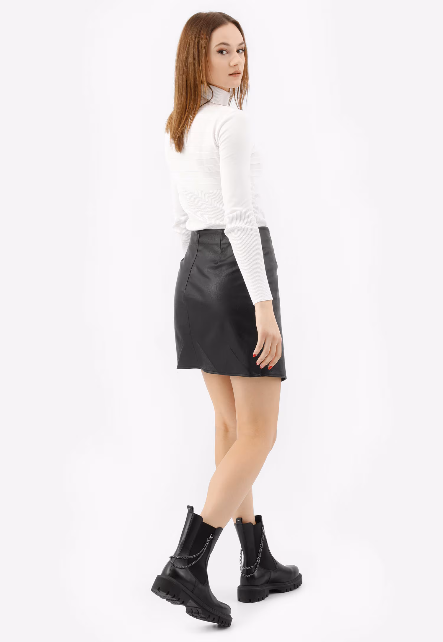 Czarne botki damskie typu sztyblety z łańcuszkiem