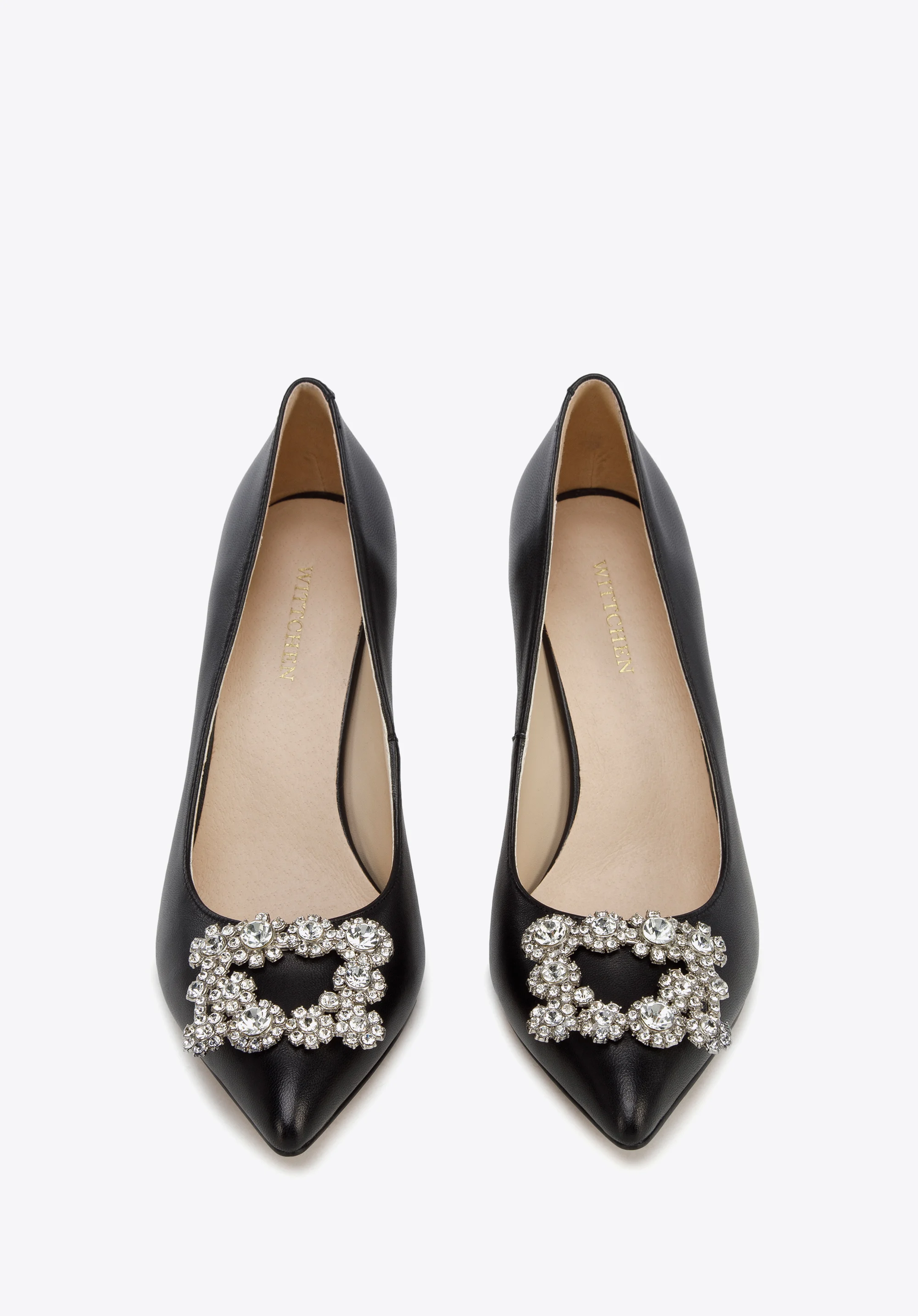 Szpilki skórzane z błyszczącą klamrą