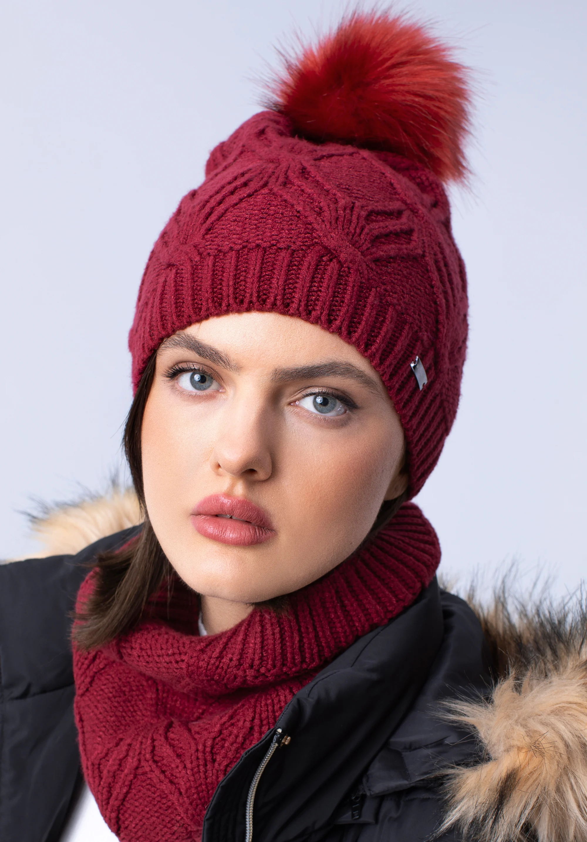 Damska czapka z ozdobnym wzorem i pomponem