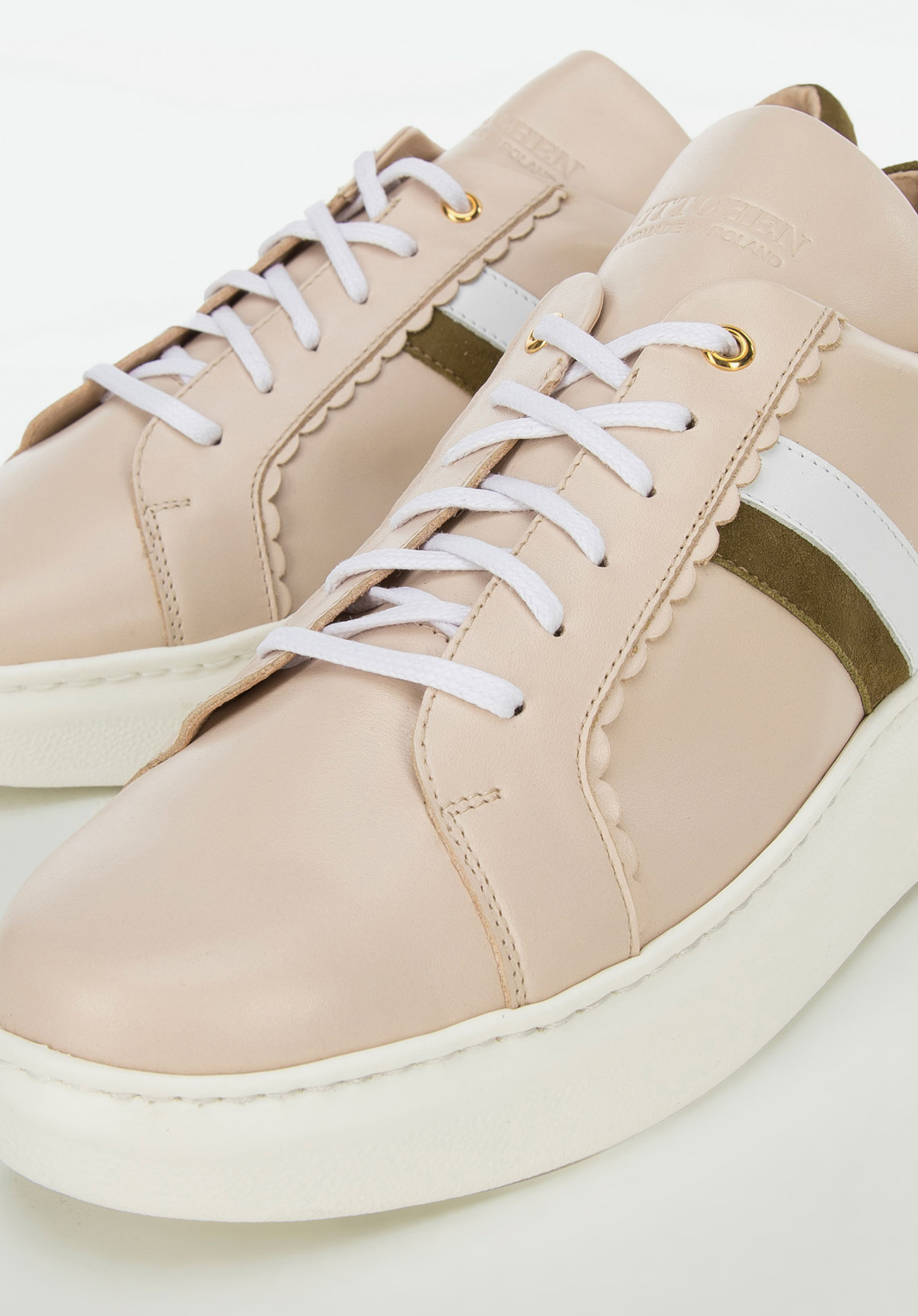 Damskie sneakersy skórzane z falbanką