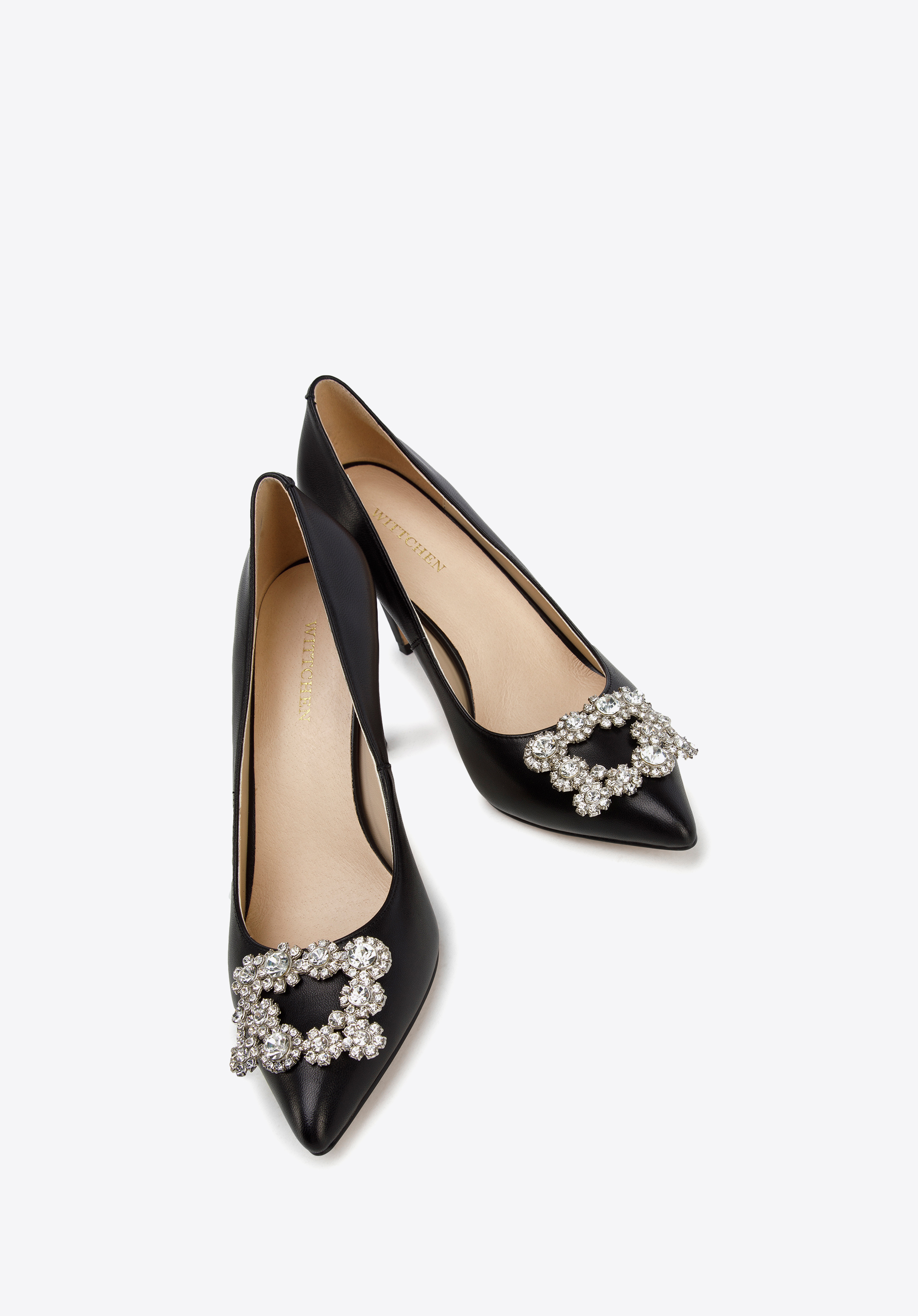 Szpilki skórzane z błyszczącą klamrą