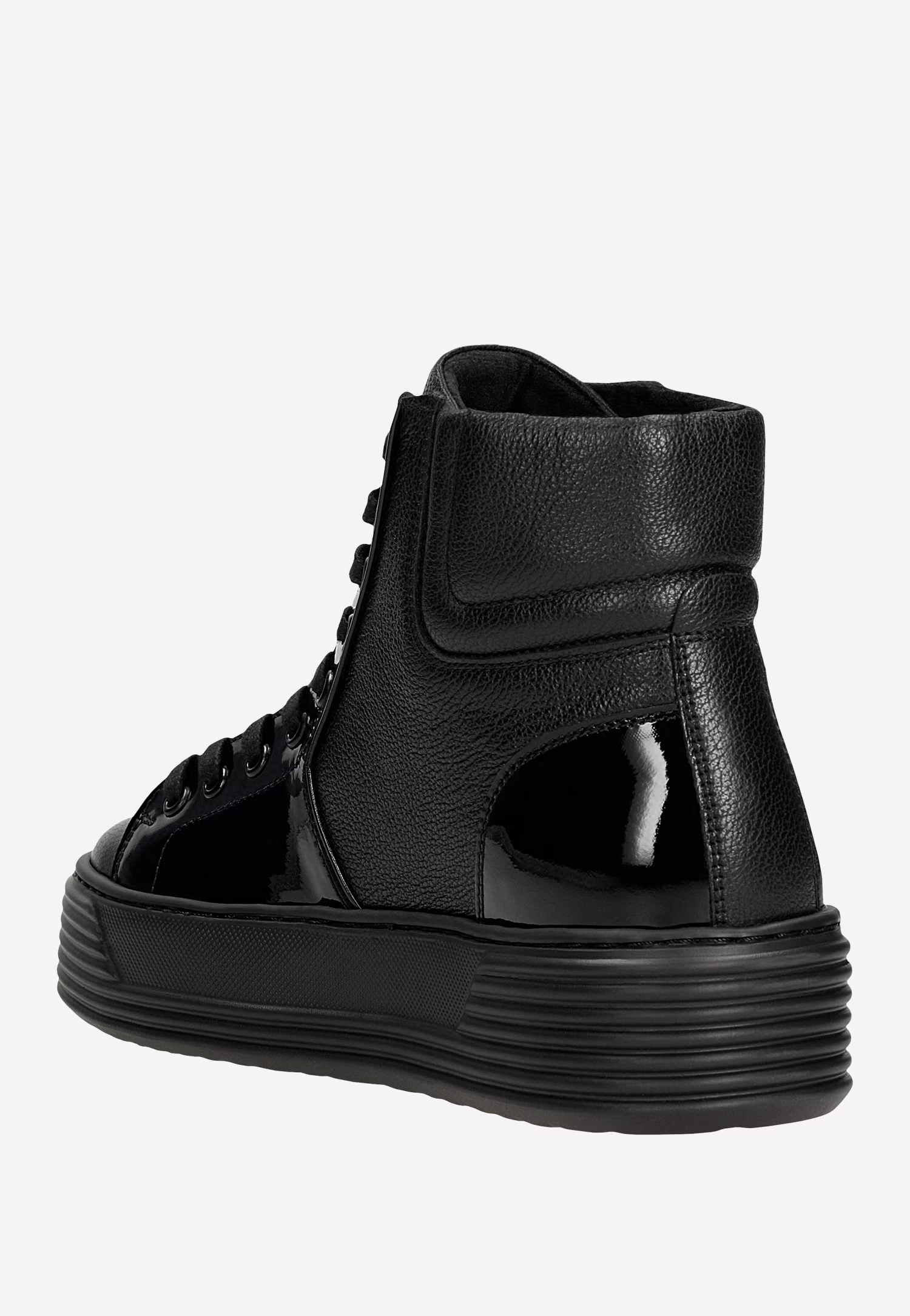 Czarne trampki na wysokiej podeszwie z lakierowanymi elementami