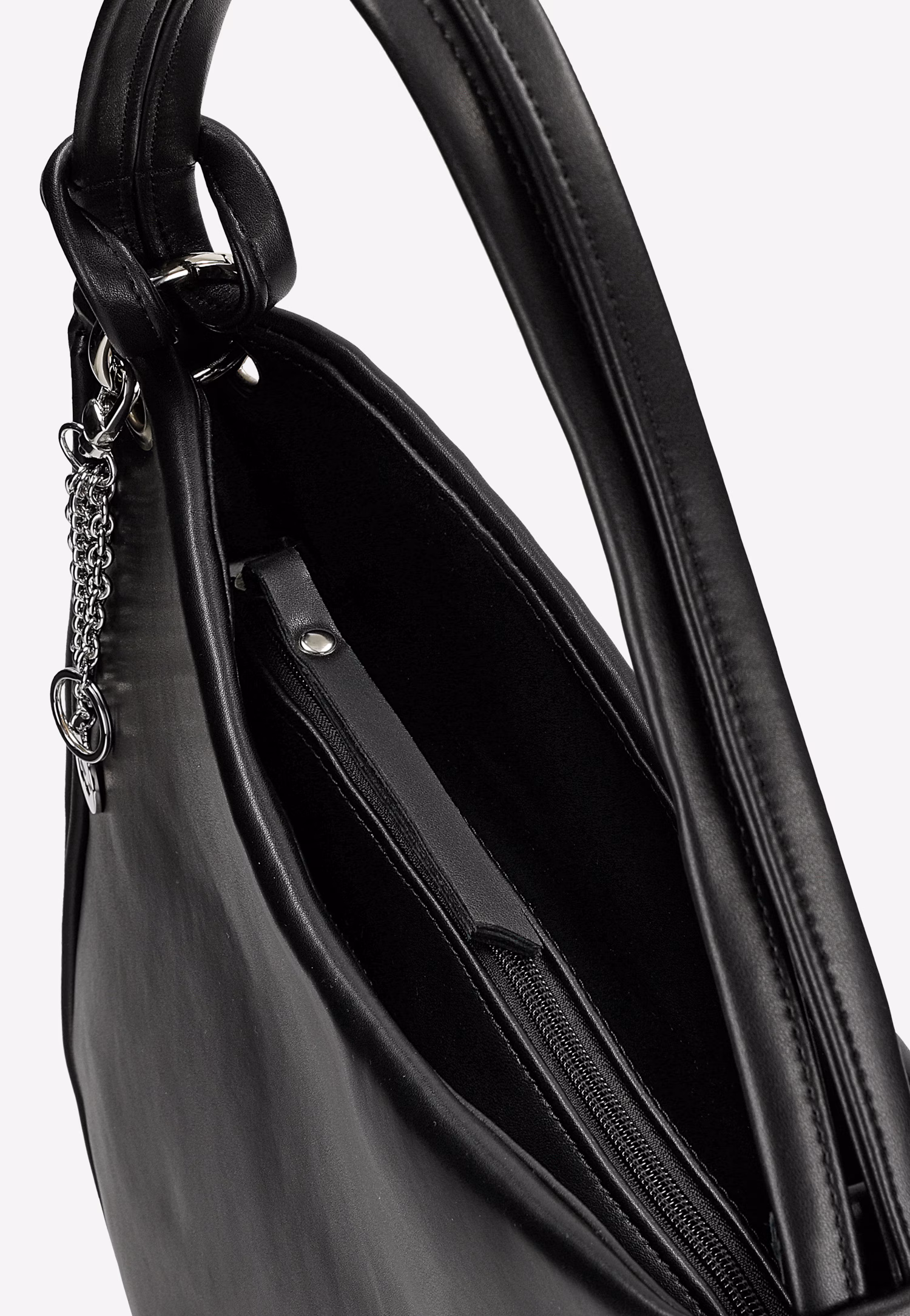 Czarna skórzana torebka damska z breloczkiem