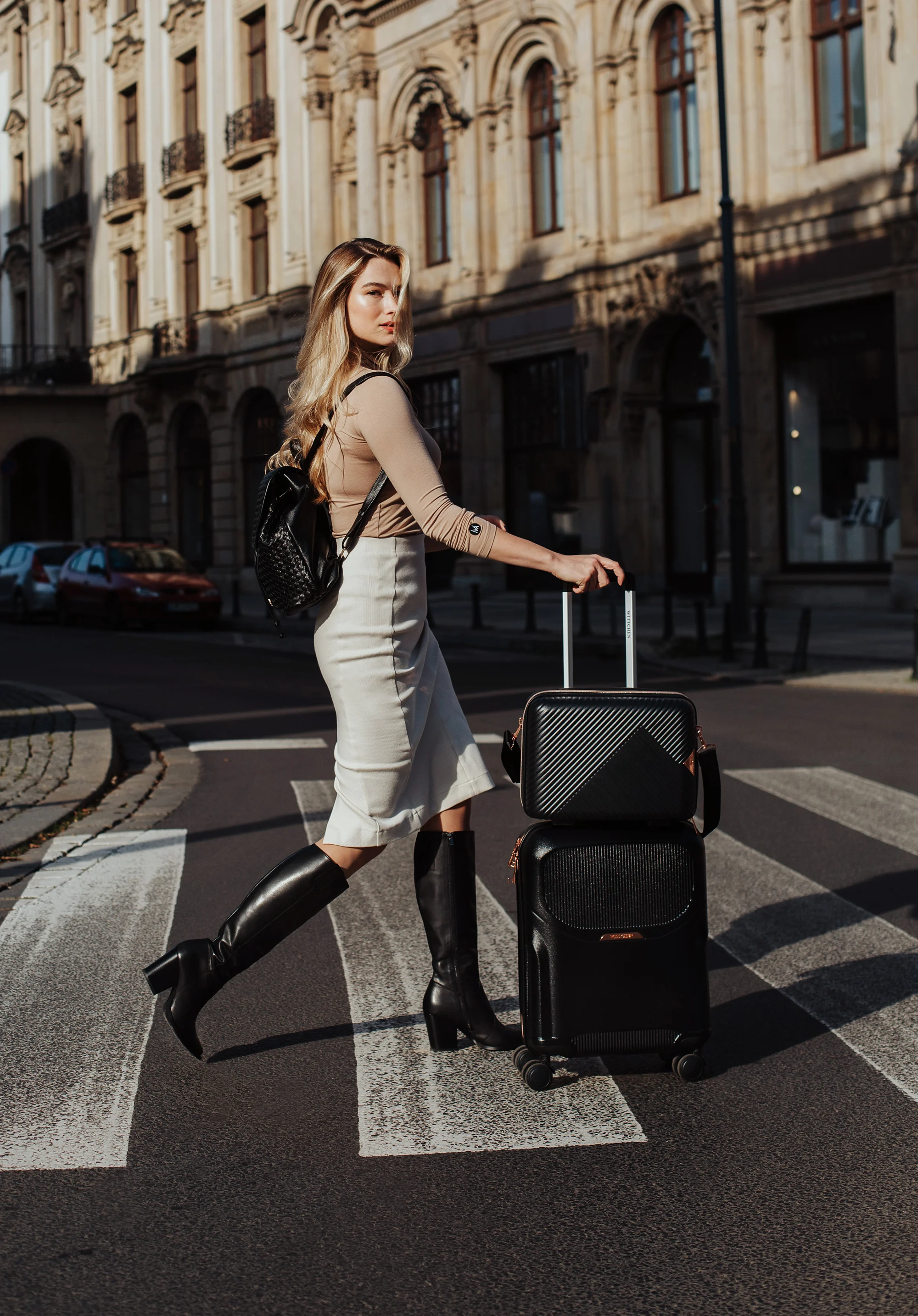 Walizka kabinowa z polikarbonu z suwakiem w kolorze różowego złota