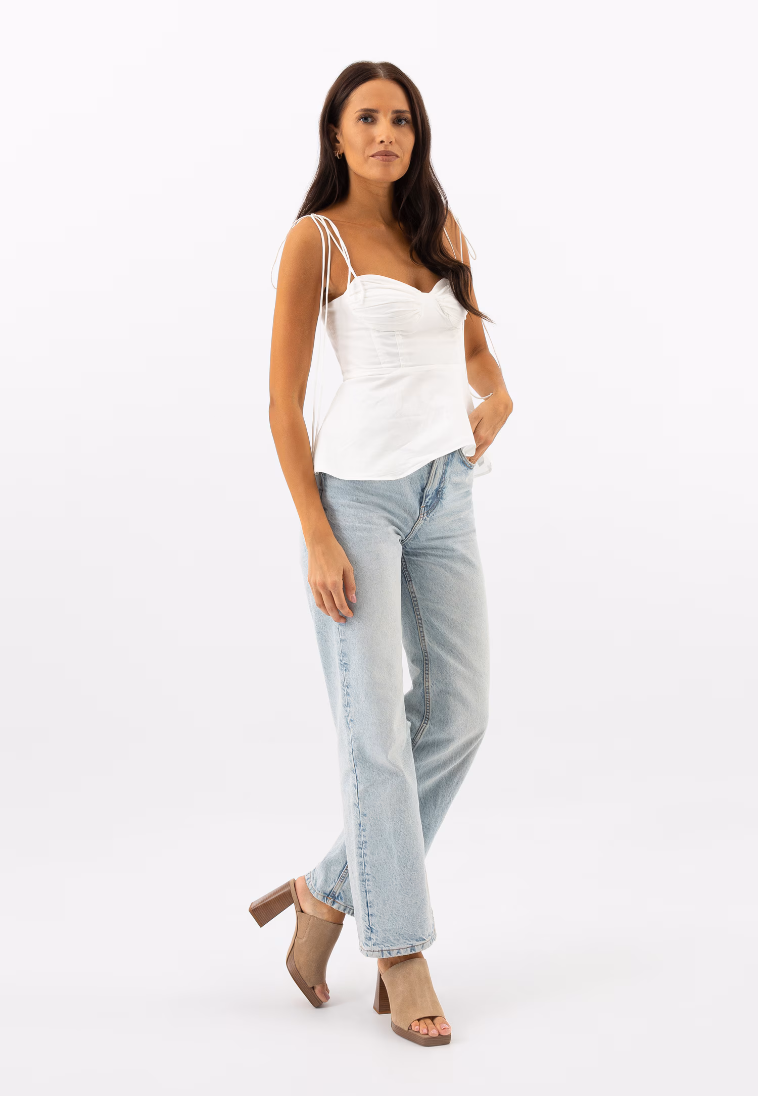 Beżowe klapki na masywnym obcasie