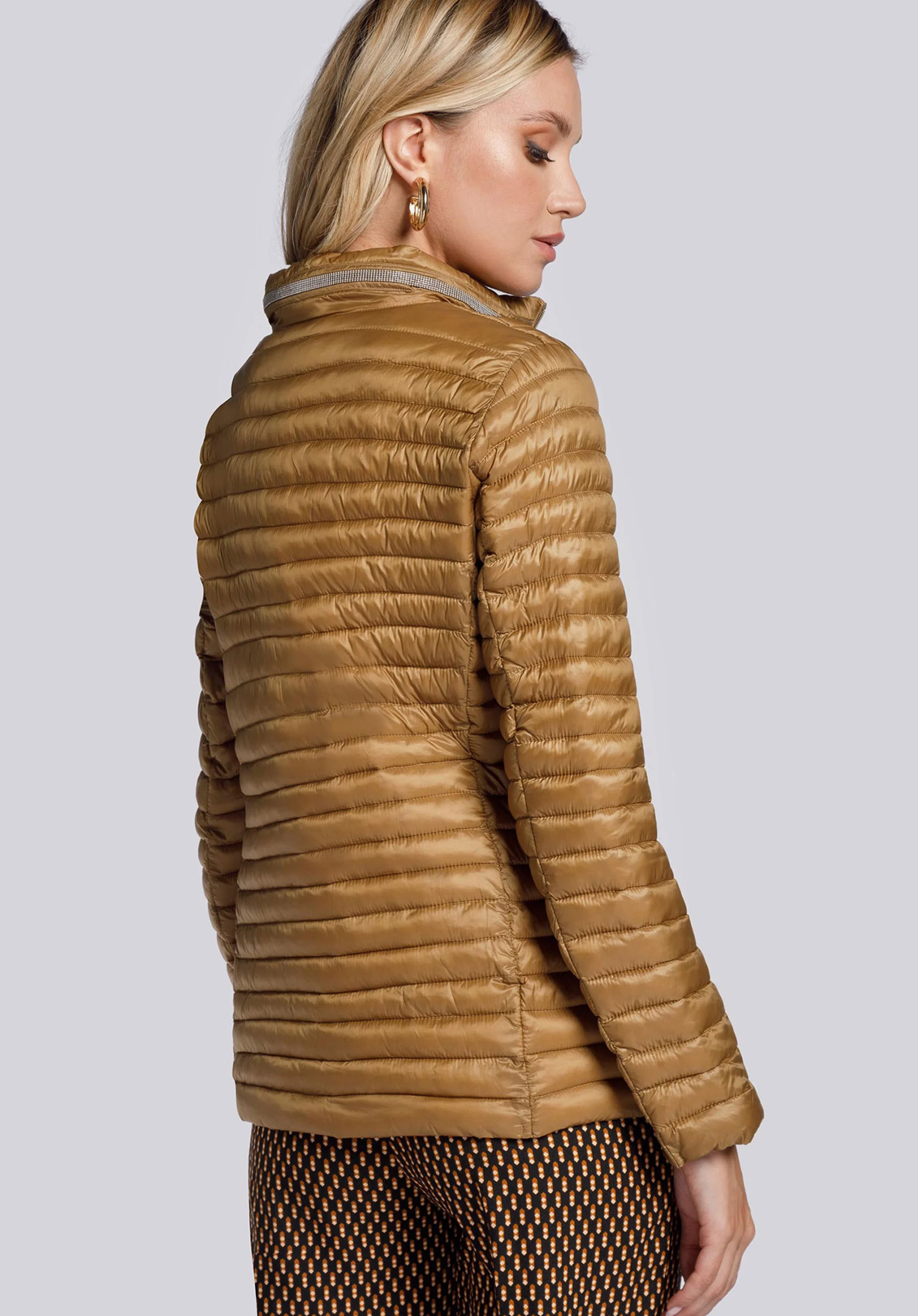 Damska kurtka pikowana z ozdobną stójką