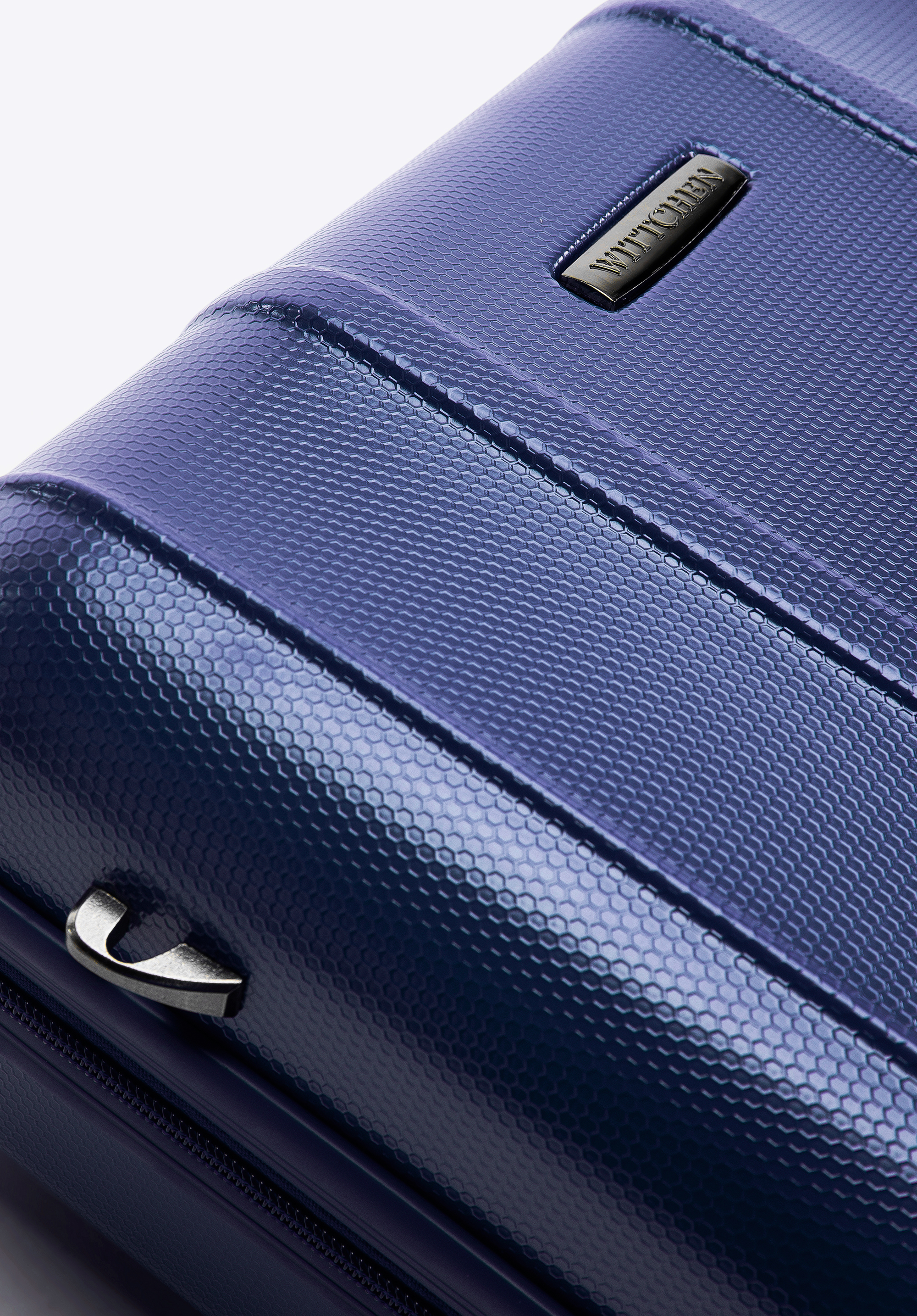 Walizka kabinowa z polikarbonu z pionowymi tłoczeniami