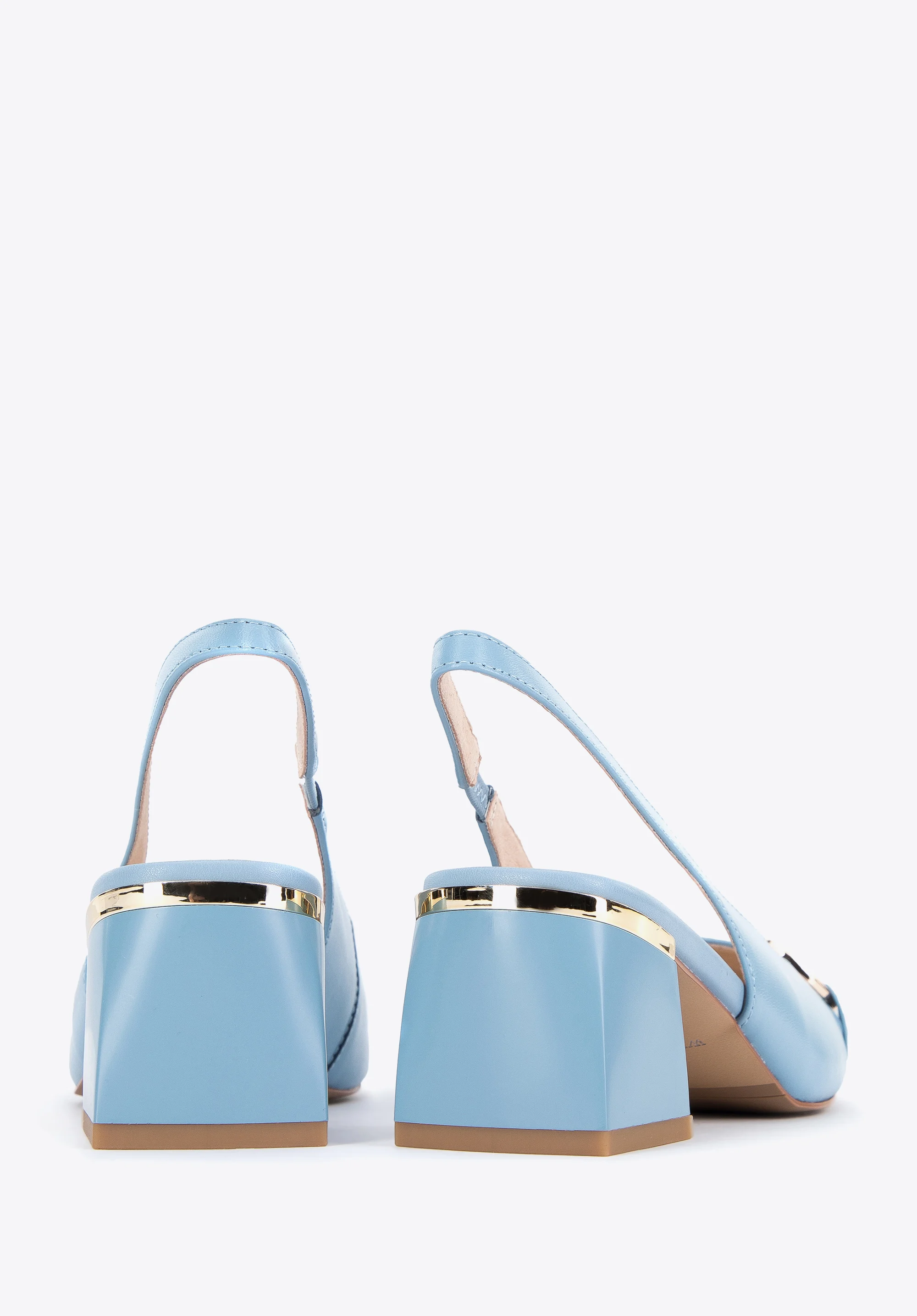 Czółenka ze skóry z klamerką