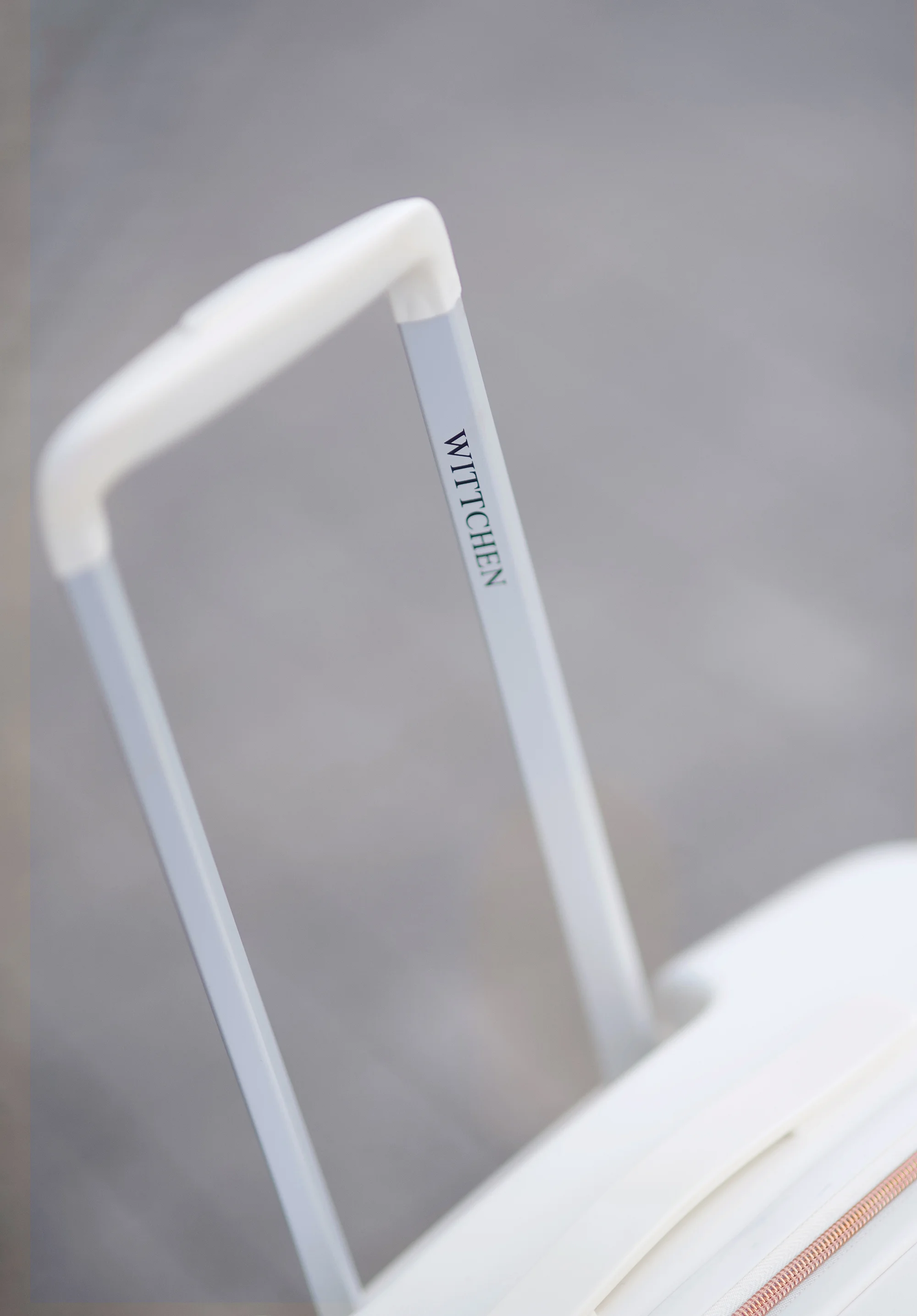 Walizka kabinowa z polikarbonu z suwakiem w kolorze różowego złota