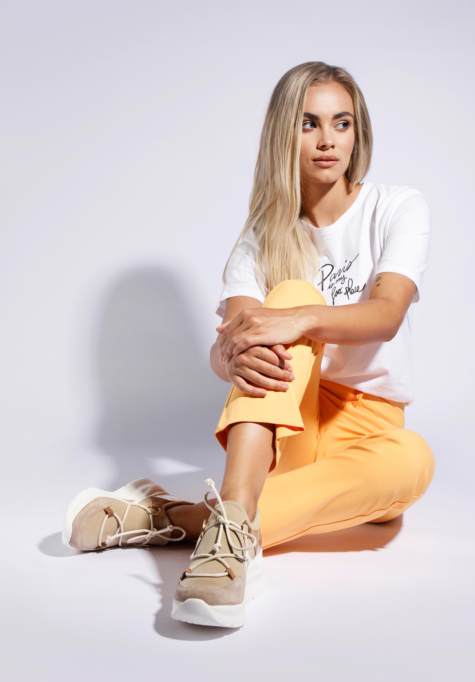 Damskie sneakersy z elastycznej tkaniny na koturnie