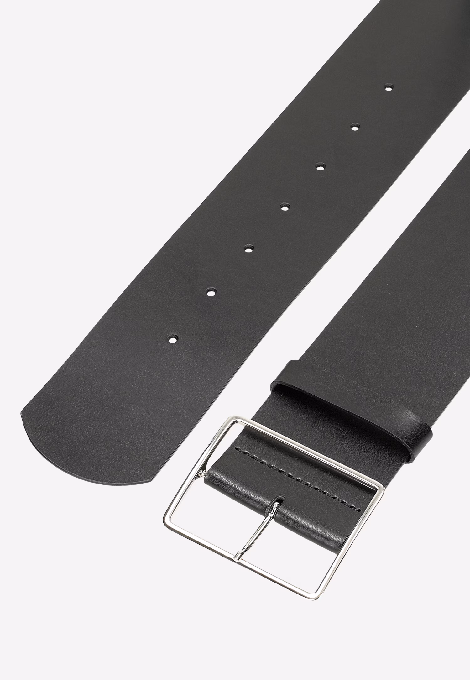 Czarny pasek damski ze skóry licowej ze srebrną klamrą