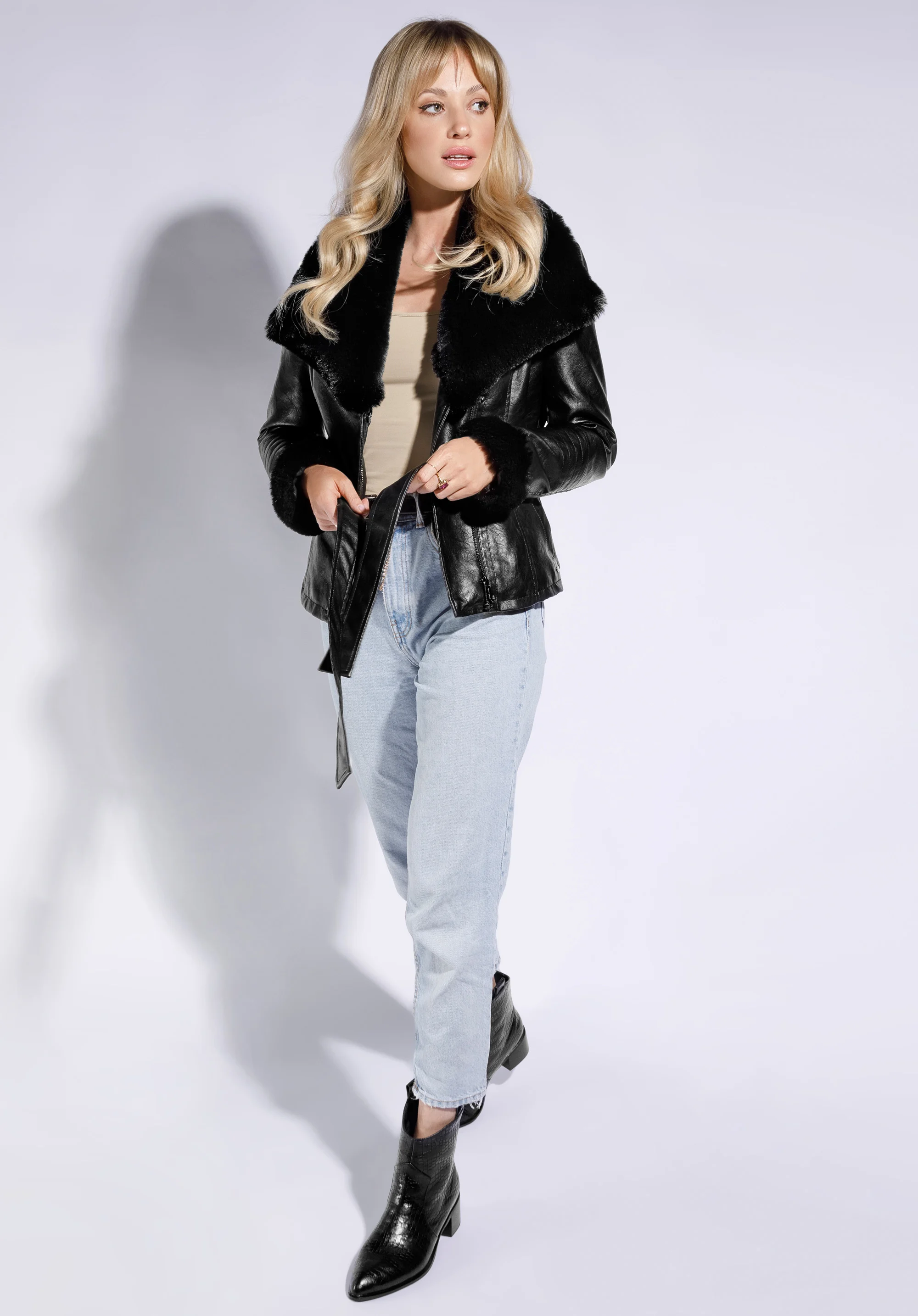 Damska kurtka z ekoskóry z kołnierzem ze sztucznego futerka