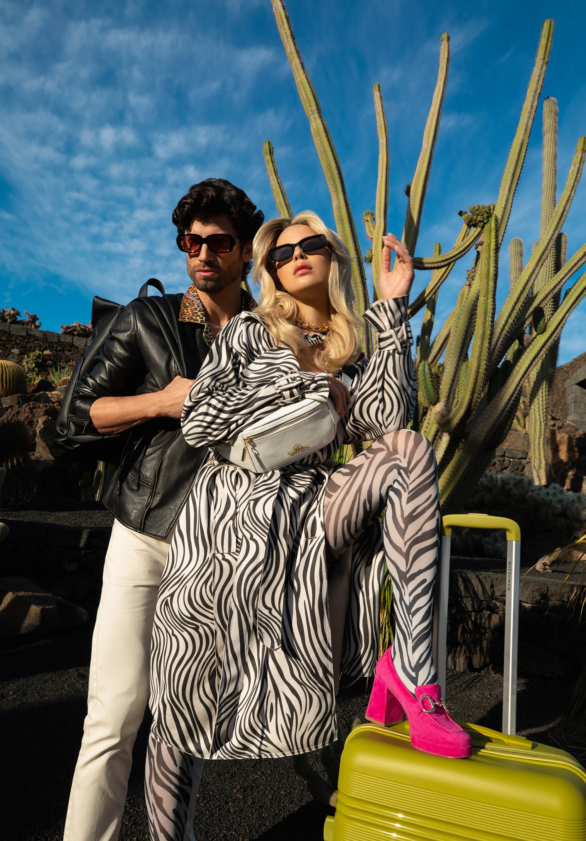 Damski płaszcz dwurzędowy w zwierzęce wzory