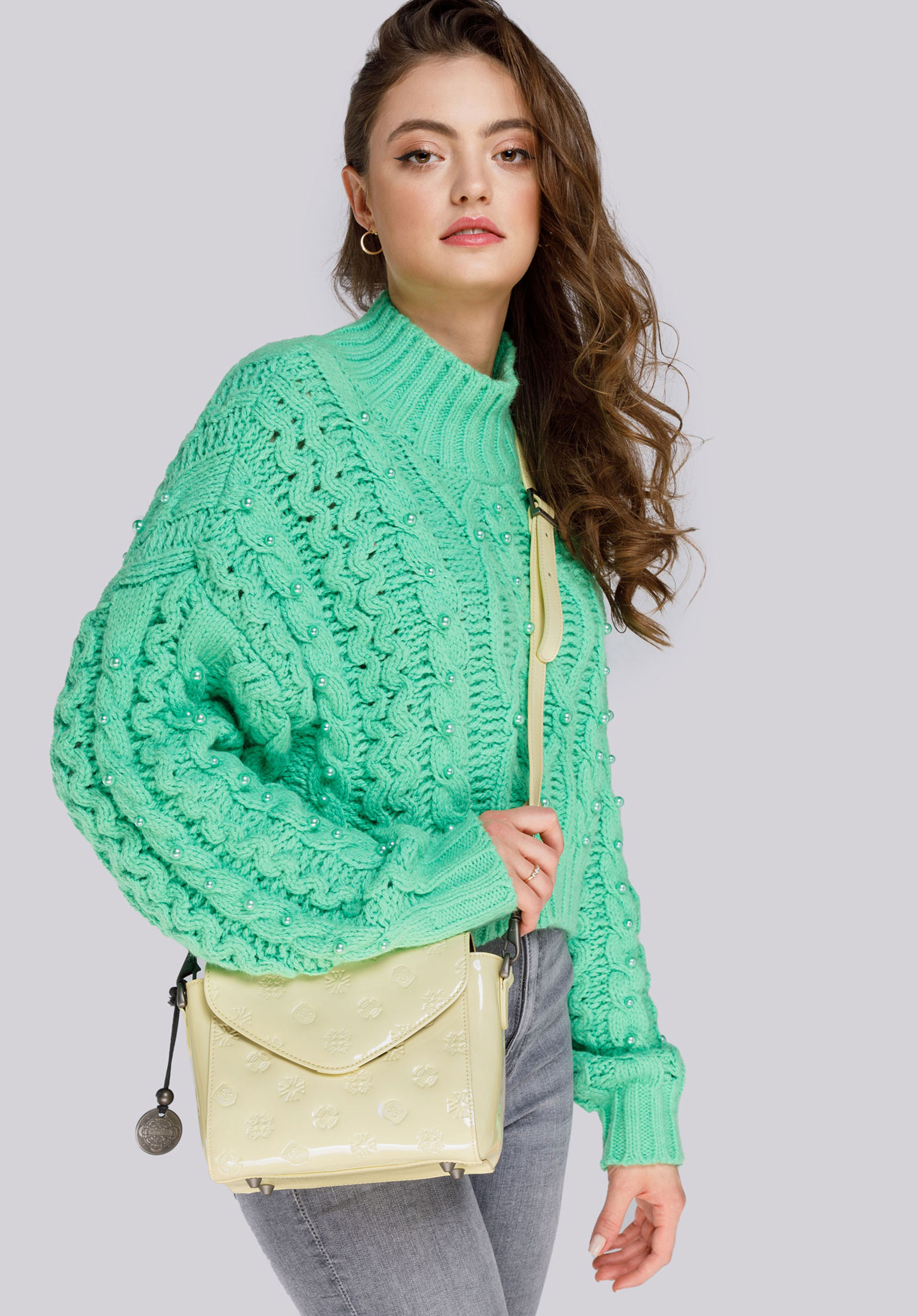 Damska listonoszka ze skóry lakierowanej wytłaczana