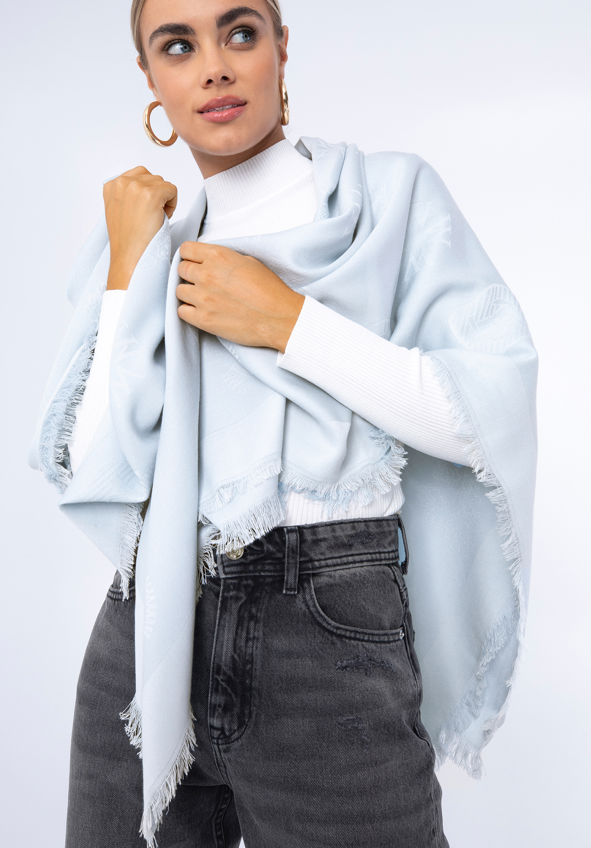 Damski szal z bambusem tkany w monogram