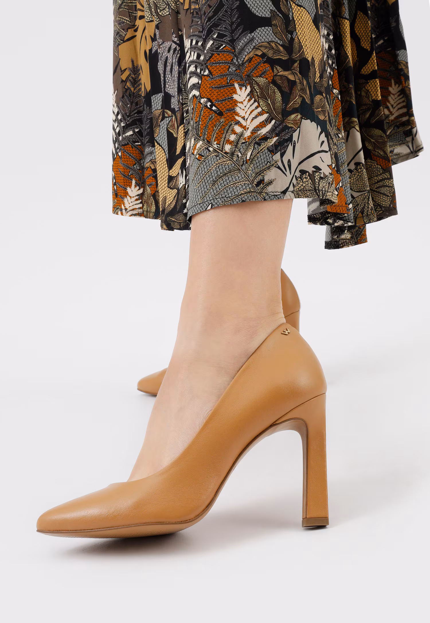 Beżowe skórzane czółenka damskie